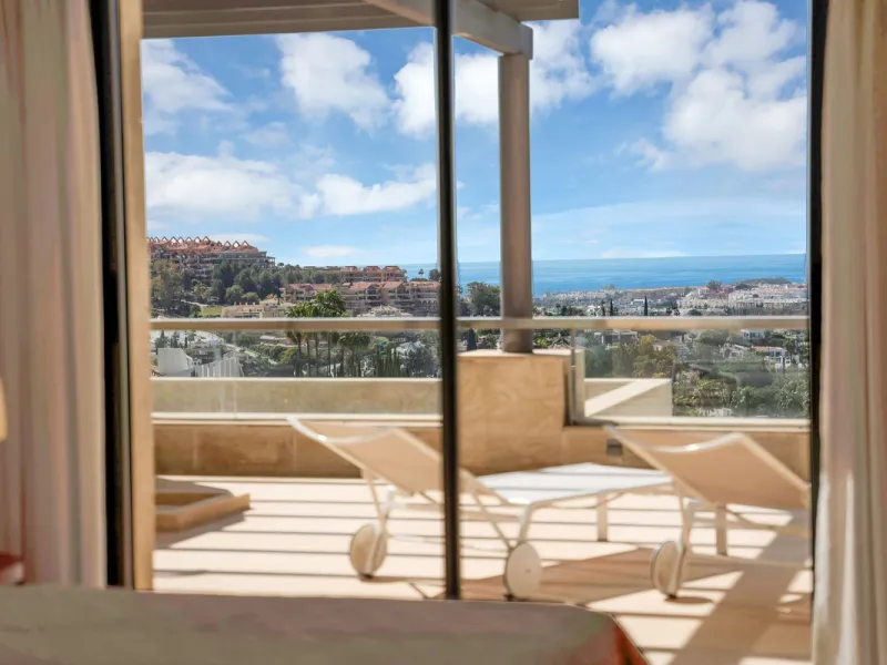 Stunning 3-Bedroom Apartment with Panoramic Views.
