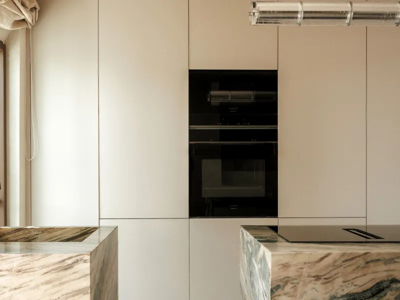 Discover this beautifully renovated townhouse in El Naranjal, one of the most charming and sought-after residential complexes in Nueva Andalucía.