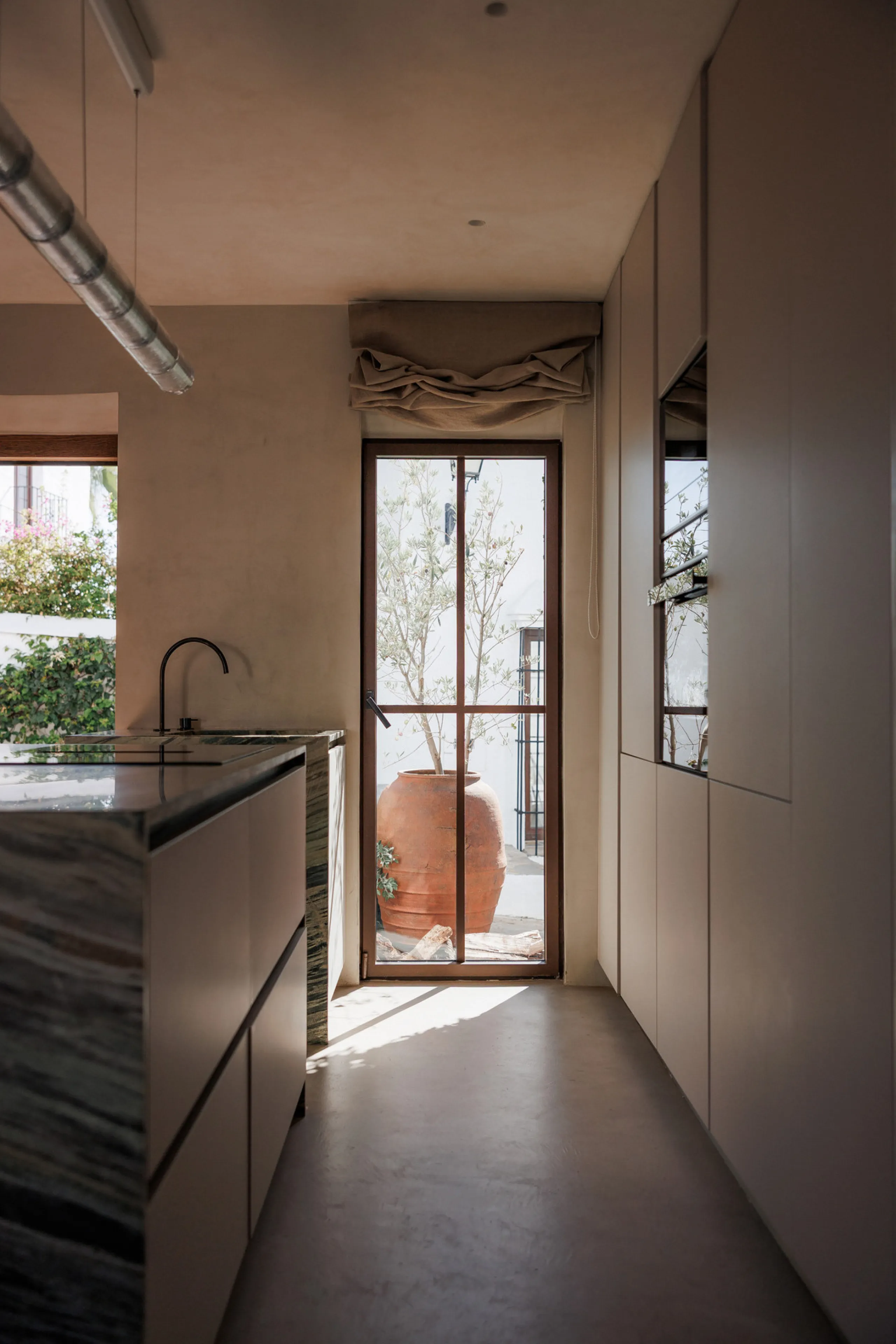 Discover this beautifully renovated townhouse in El Naranjal, one of the most charming and sought-after residential complexes in Nueva Andalucía.