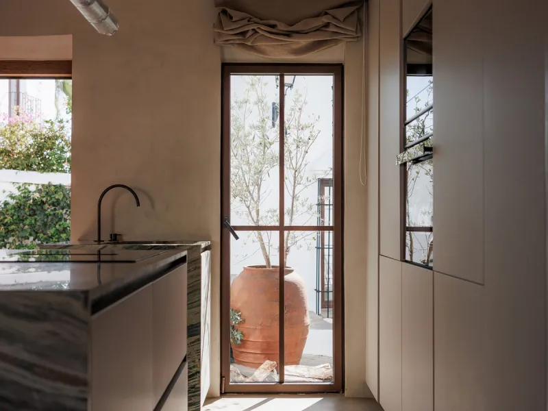 Discover this beautifully renovated townhouse in El Naranjal, one of the most charming and sought-after residential complexes in Nueva Andalucía.