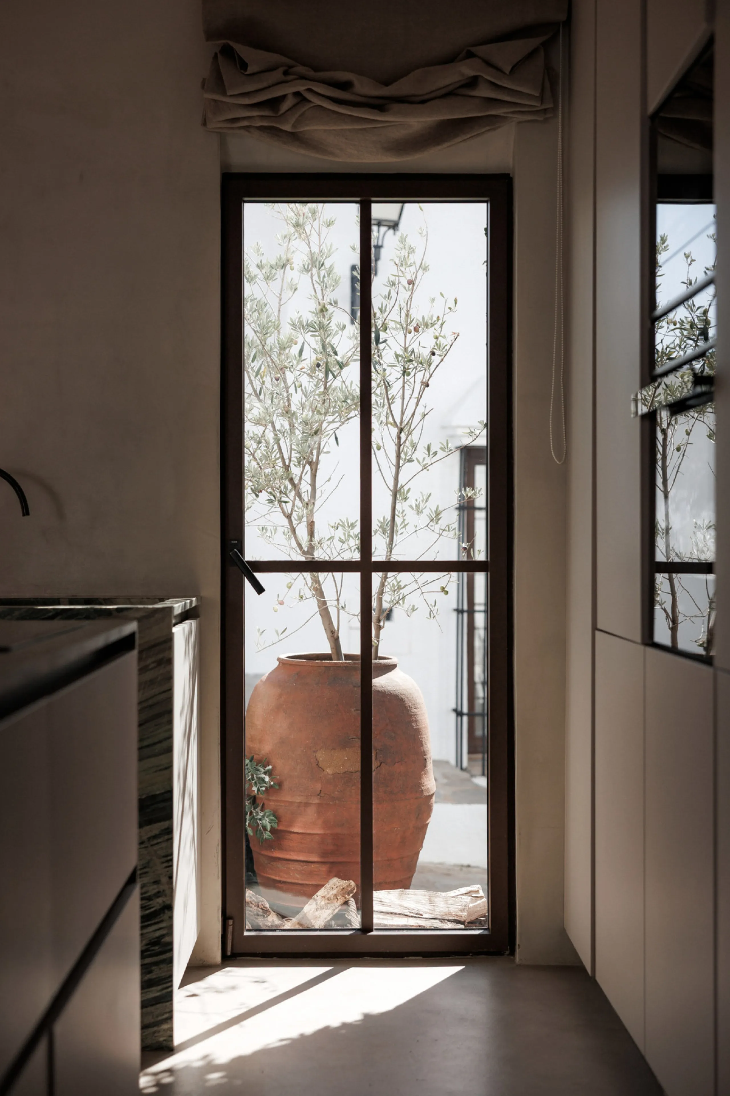 Discover this beautifully renovated townhouse in El Naranjal, one of the most charming and sought-after residential complexes in Nueva Andalucía.