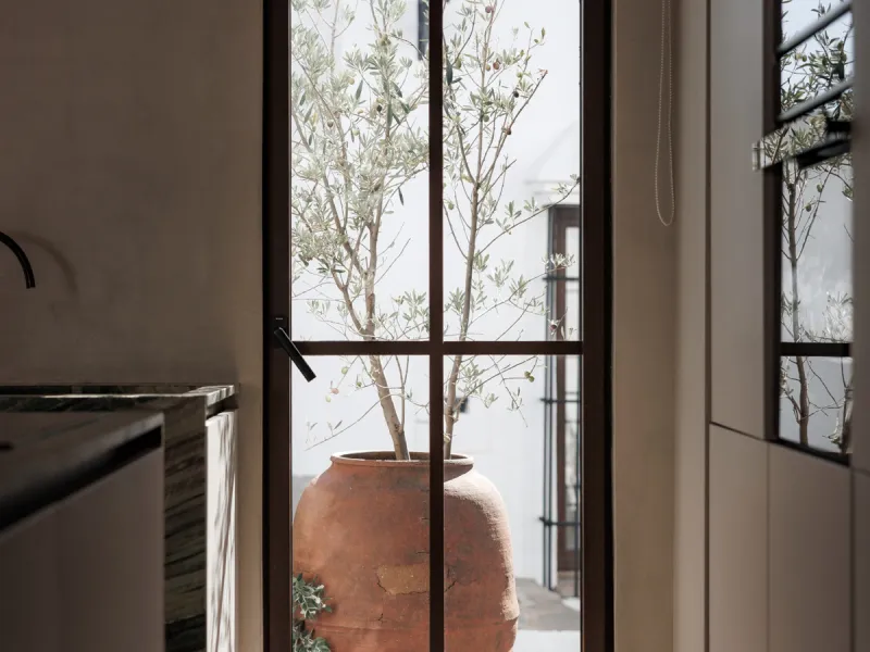 Discover this beautifully renovated townhouse in El Naranjal, one of the most charming and sought-after residential complexes in Nueva Andalucía.