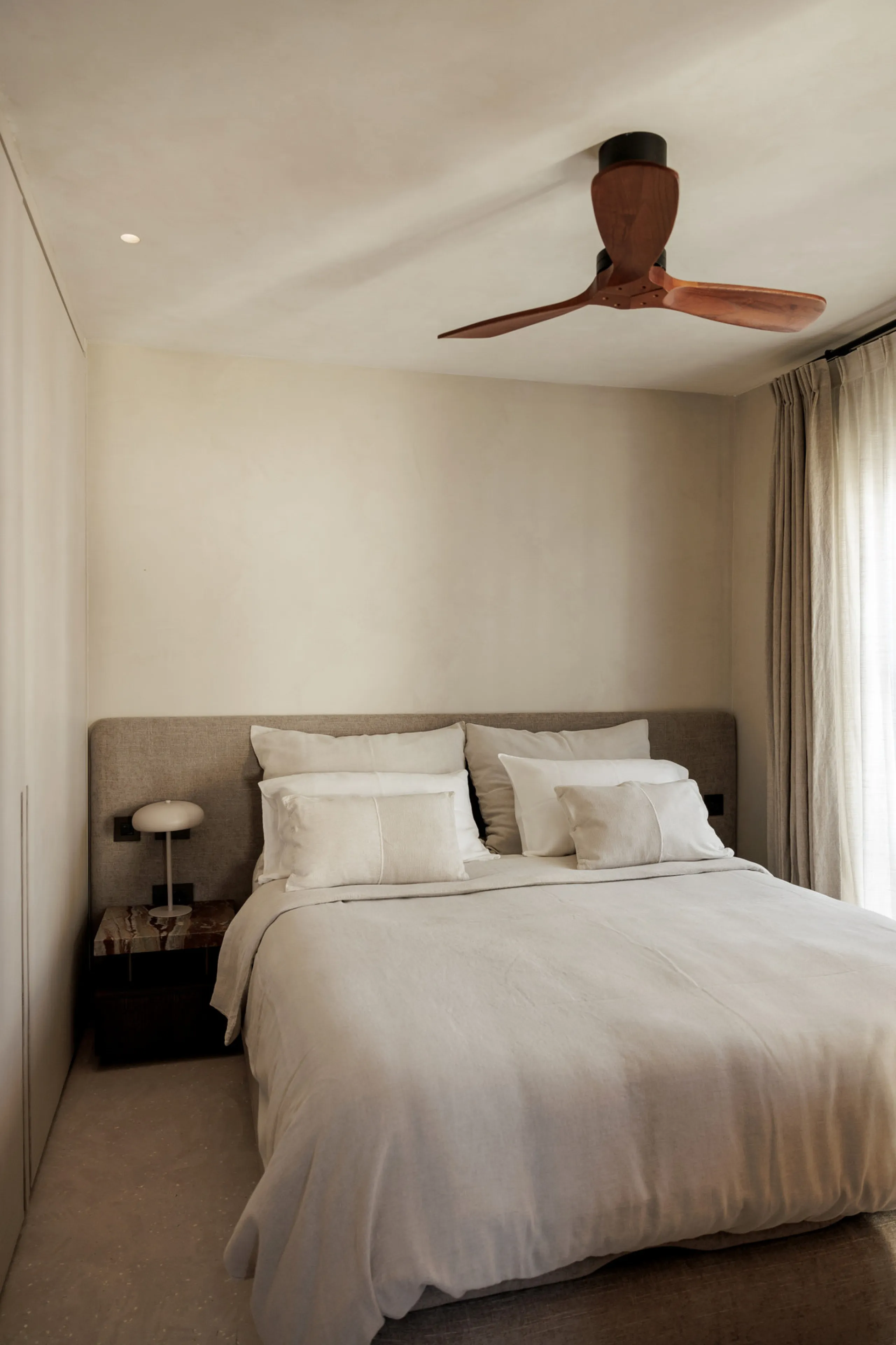 Discover this beautifully renovated townhouse in El Naranjal, one of the most charming and sought-after residential complexes in Nueva Andalucía.