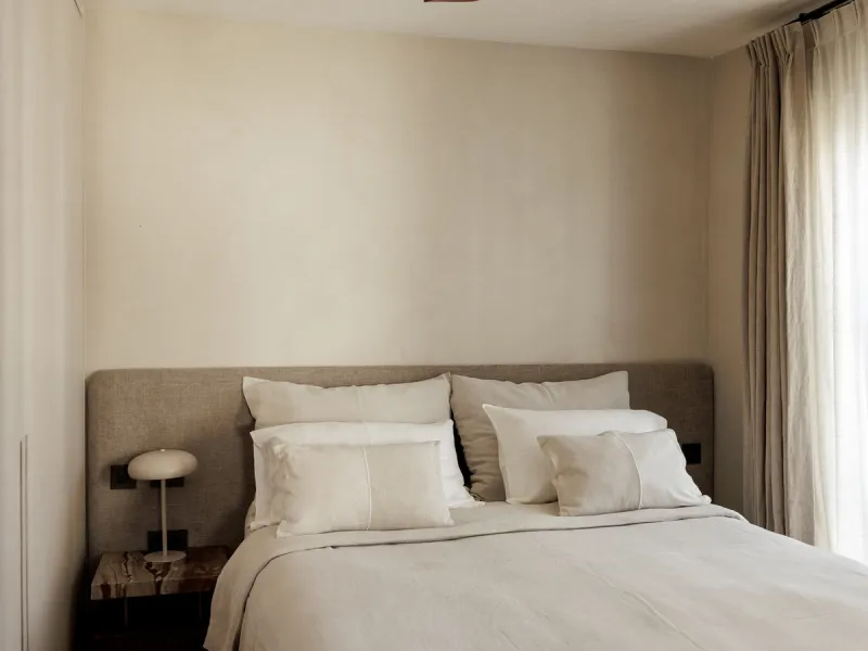 Discover this beautifully renovated townhouse in El Naranjal, one of the most charming and sought-after residential complexes in Nueva Andalucía.