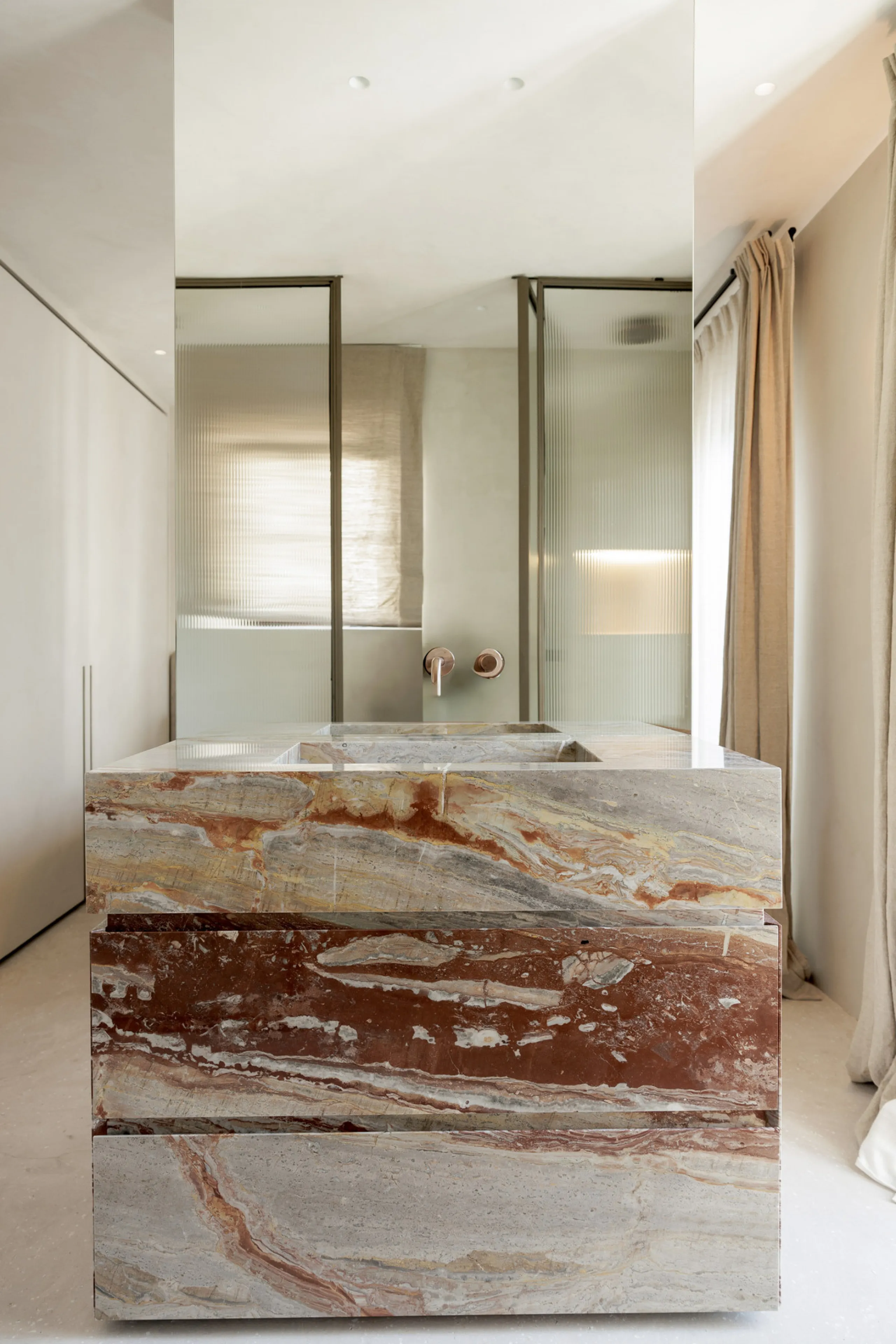Discover this beautifully renovated townhouse in El Naranjal, one of the most charming and sought-after residential complexes in Nueva Andalucía.