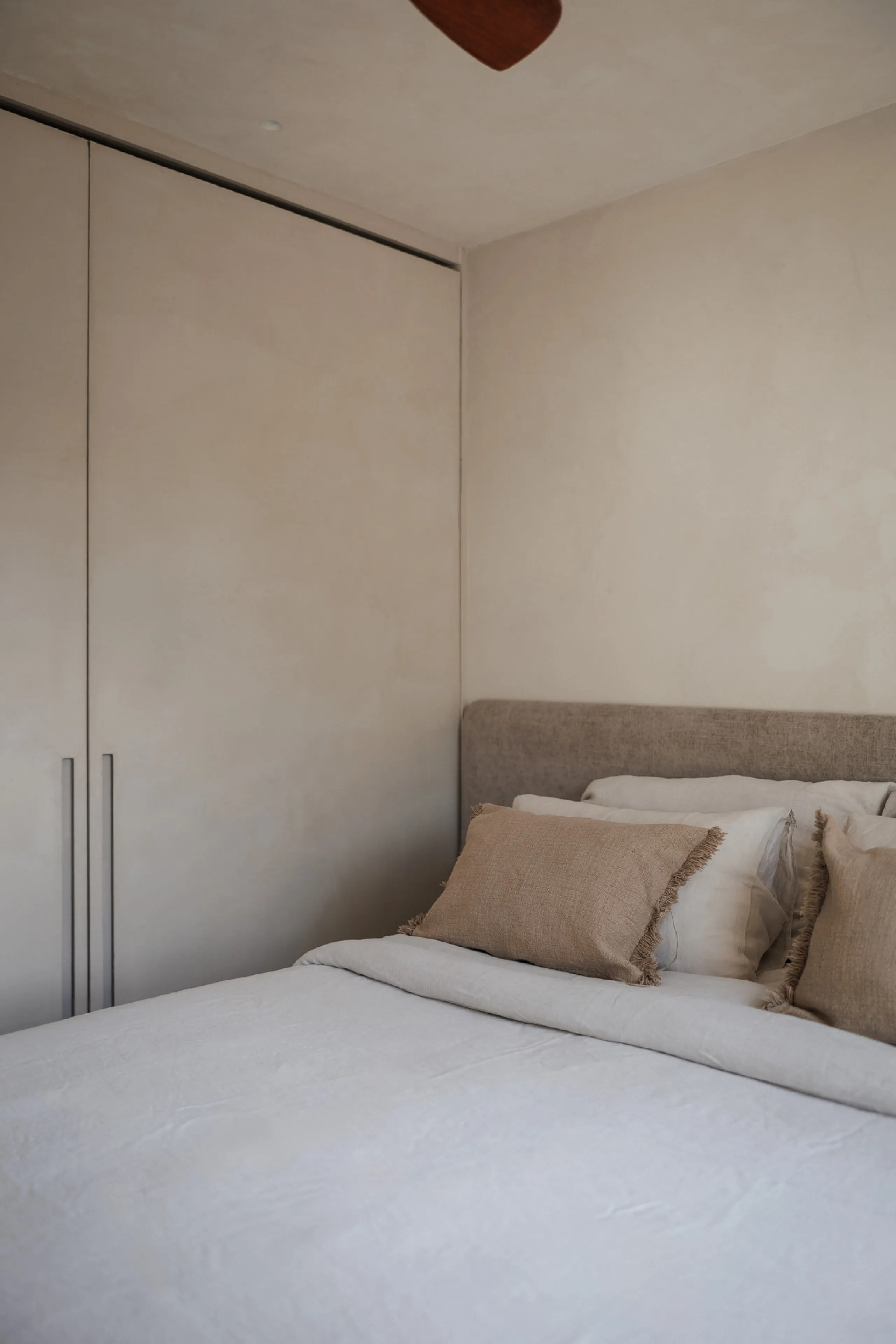 Discover this beautifully renovated townhouse in El Naranjal, one of the most charming and sought-after residential complexes in Nueva Andalucía.