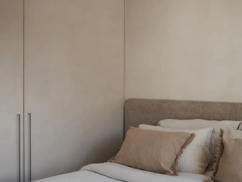 Discover this beautifully renovated townhouse in El Naranjal, one of the most charming and sought-after residential complexes in Nueva Andalucía.
