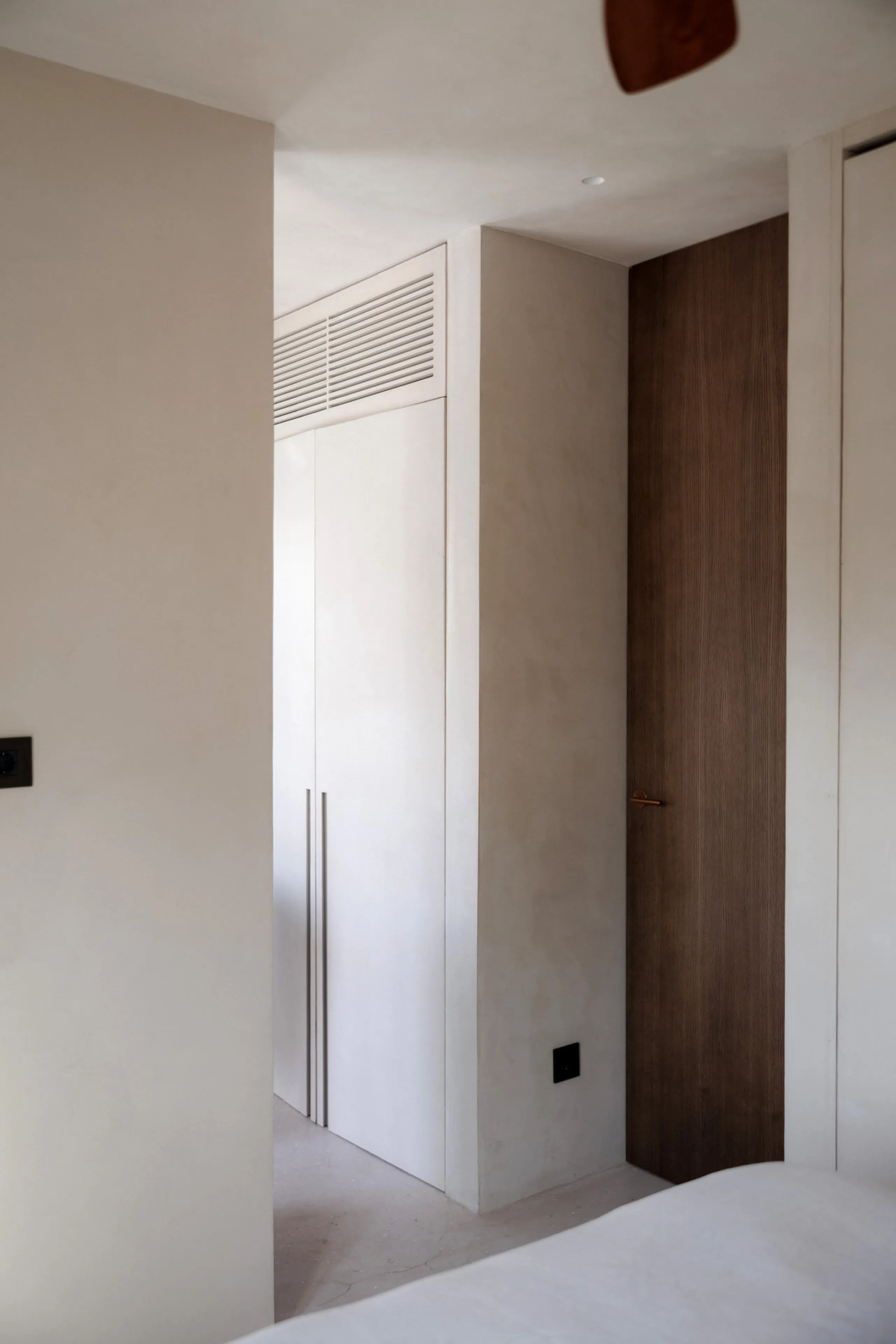 Discover this beautifully renovated townhouse in El Naranjal, one of the most charming and sought-after residential complexes in Nueva Andalucía.