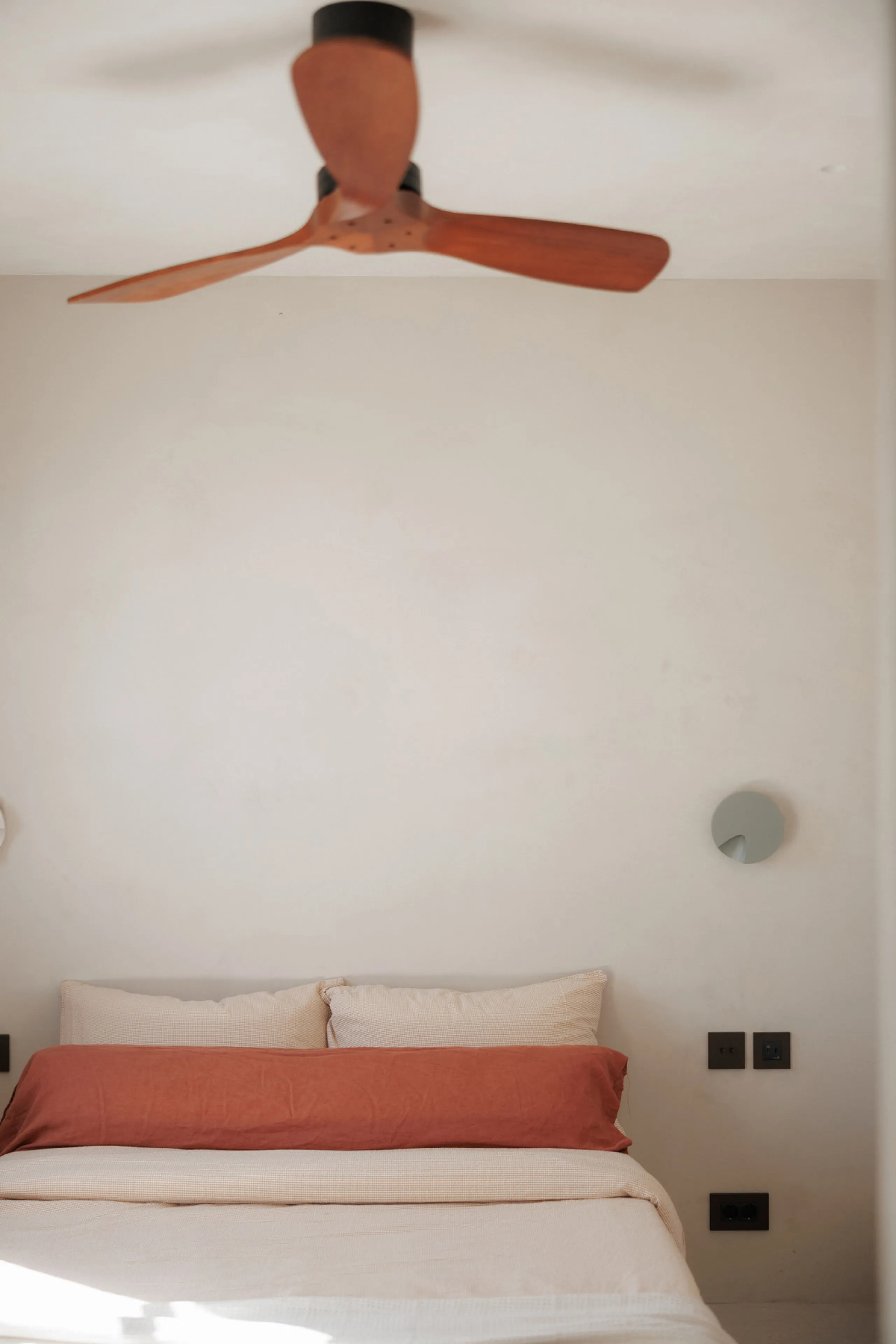 Discover this beautifully renovated townhouse in El Naranjal, one of the most charming and sought-after residential complexes in Nueva Andalucía.