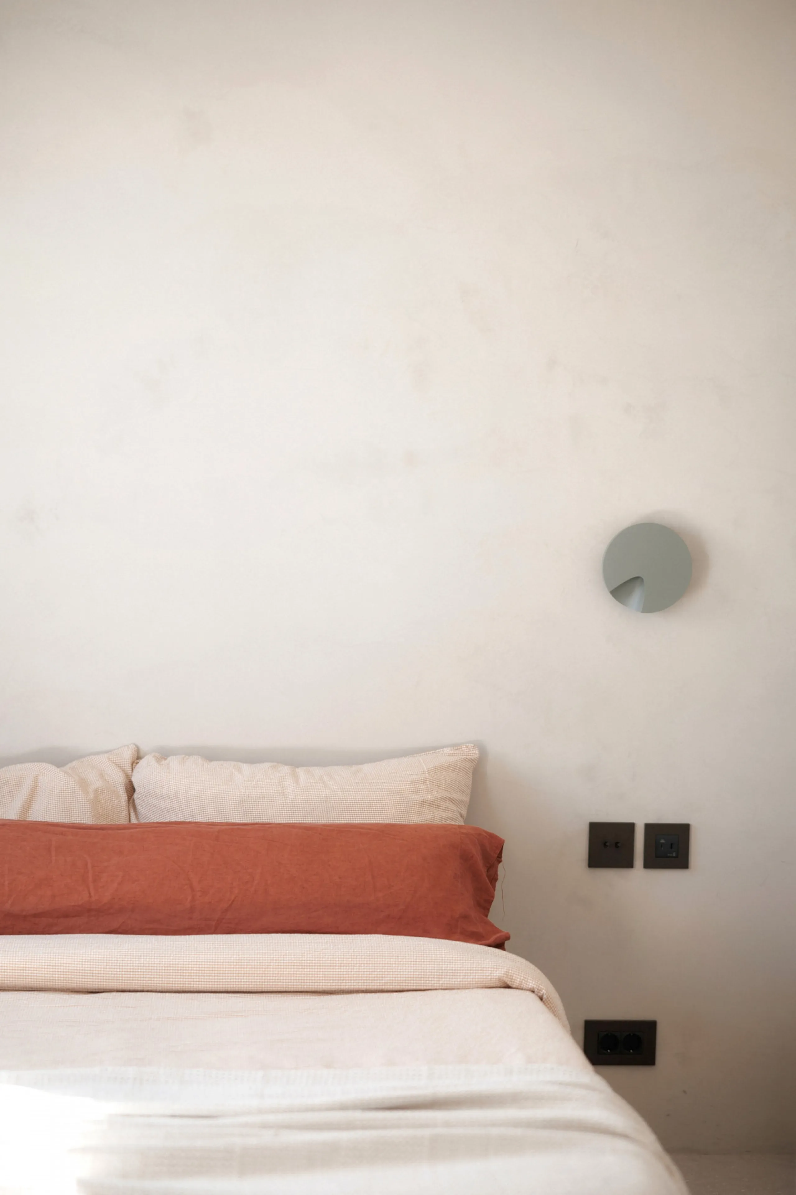 Discover this beautifully renovated townhouse in El Naranjal, one of the most charming and sought-after residential complexes in Nueva Andalucía.