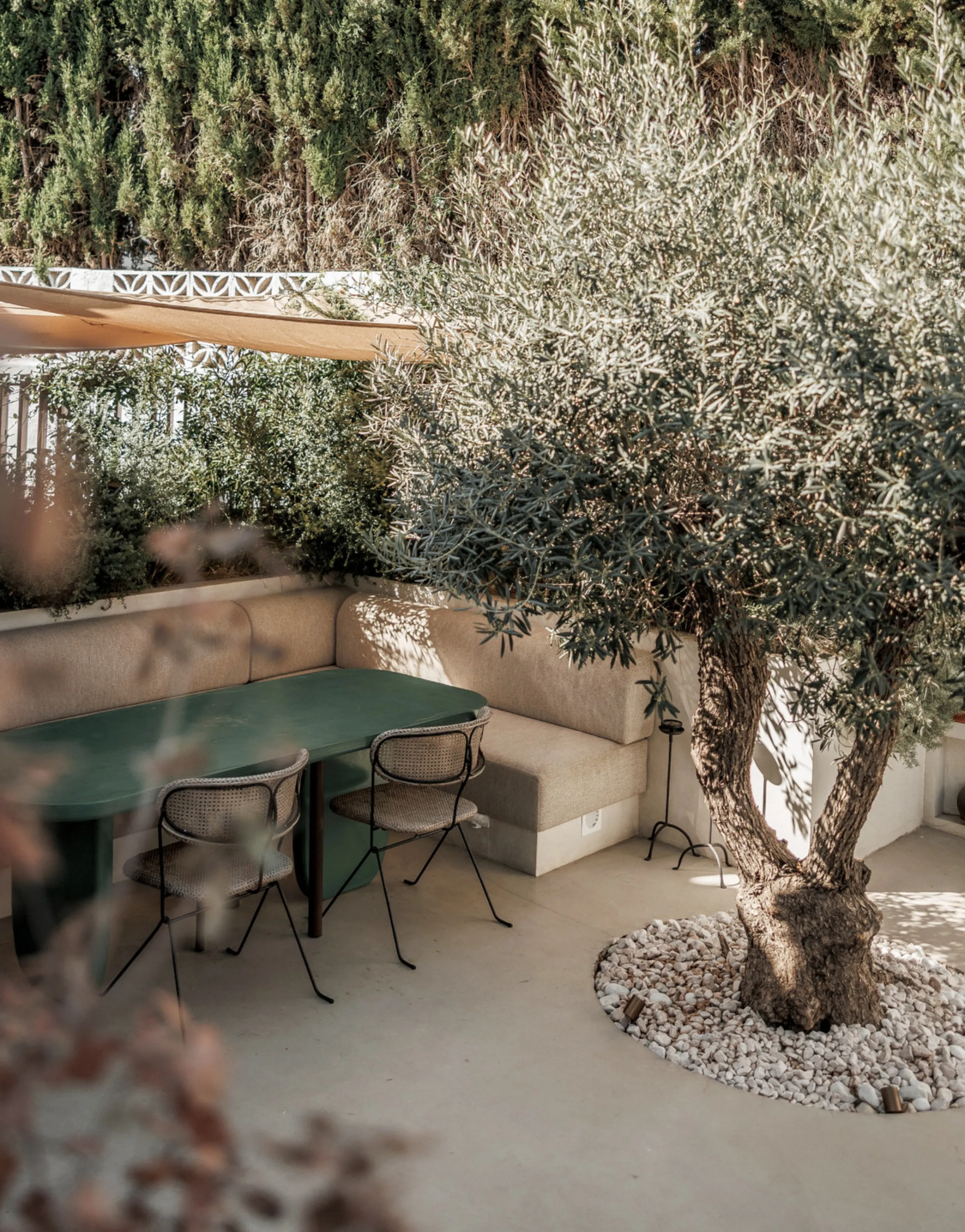 Discover this beautifully renovated townhouse in El Naranjal, one of the most charming and sought-after residential complexes in Nueva Andalucía.