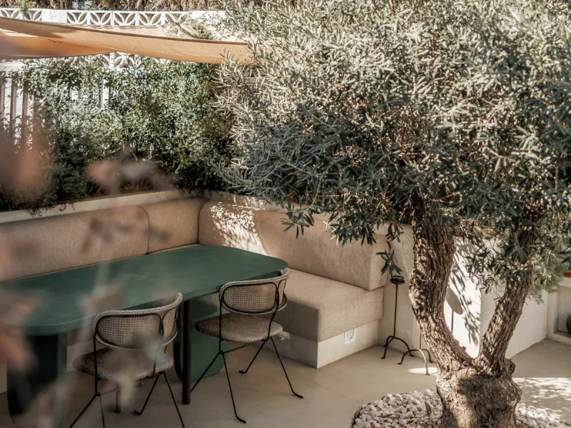 Discover this beautifully renovated townhouse in El Naranjal, one of the most charming and sought-after residential complexes in Nueva Andalucía.