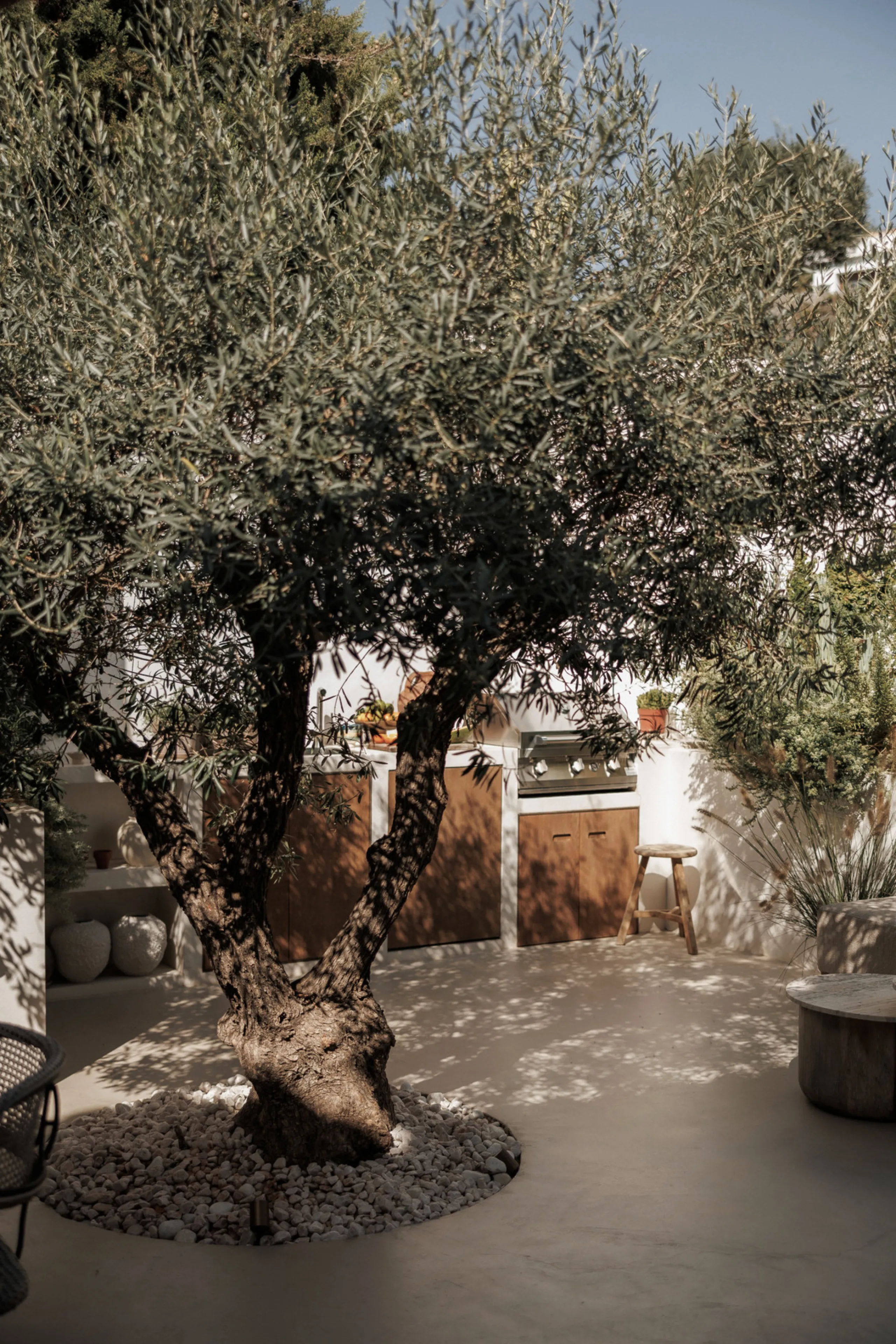 Discover this beautifully renovated townhouse in El Naranjal, one of the most charming and sought-after residential complexes in Nueva Andalucía.
