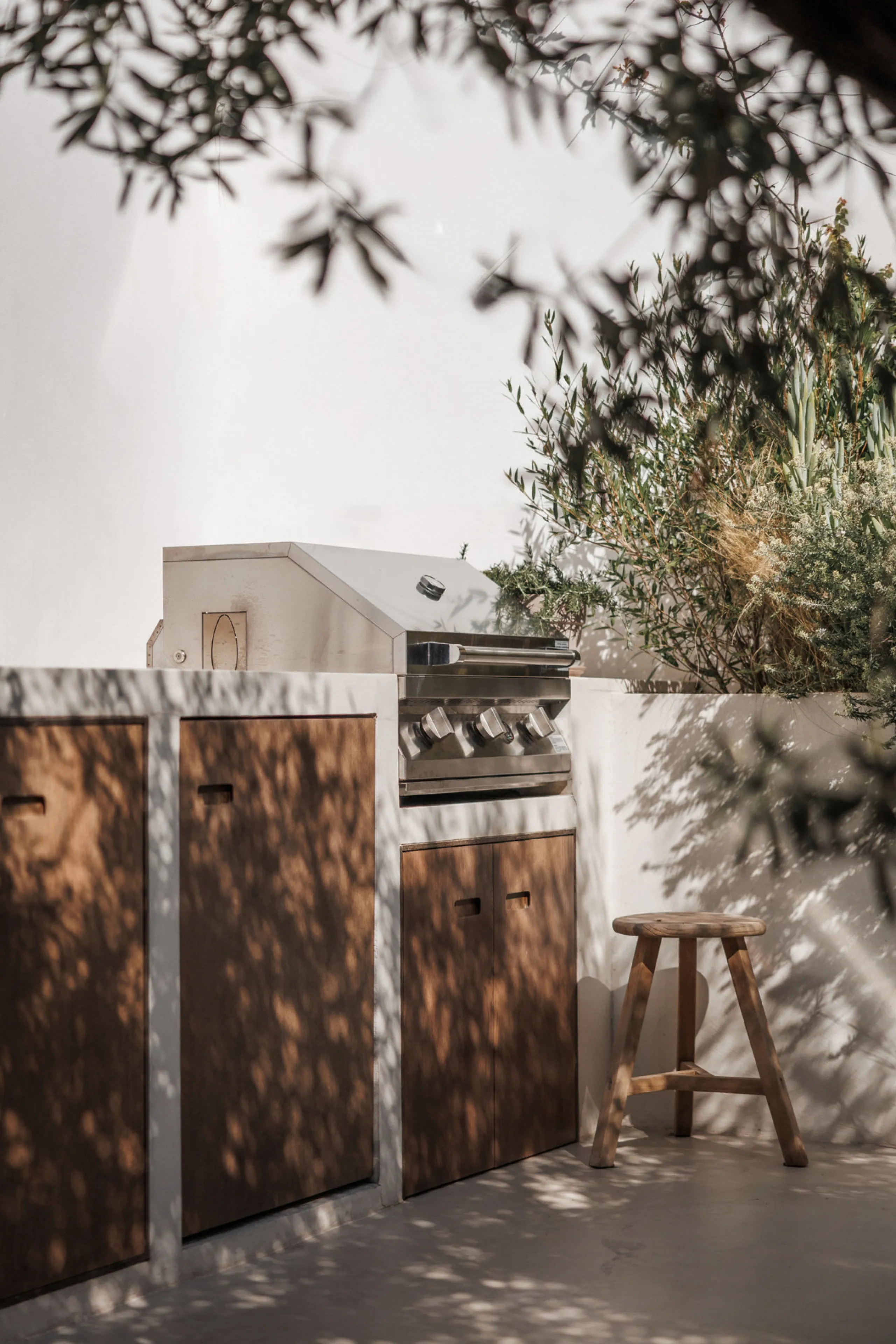Discover this beautifully renovated townhouse in El Naranjal, one of the most charming and sought-after residential complexes in Nueva Andalucía.