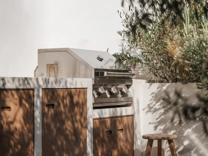 Discover this beautifully renovated townhouse in El Naranjal, one of the most charming and sought-after residential complexes in Nueva Andalucía.