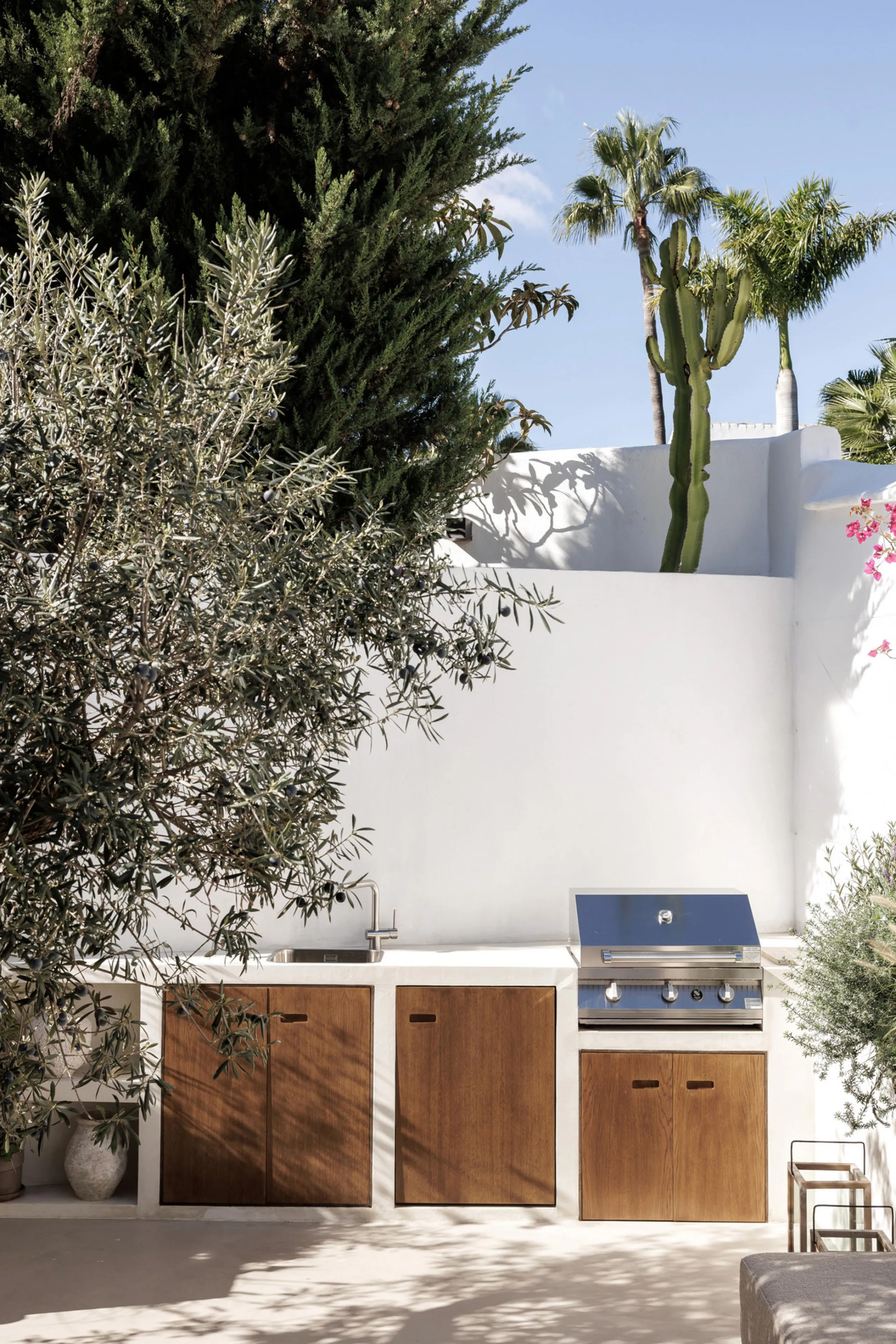 Discover this beautifully renovated townhouse in El Naranjal, one of the most charming and sought-after residential complexes in Nueva Andalucía.