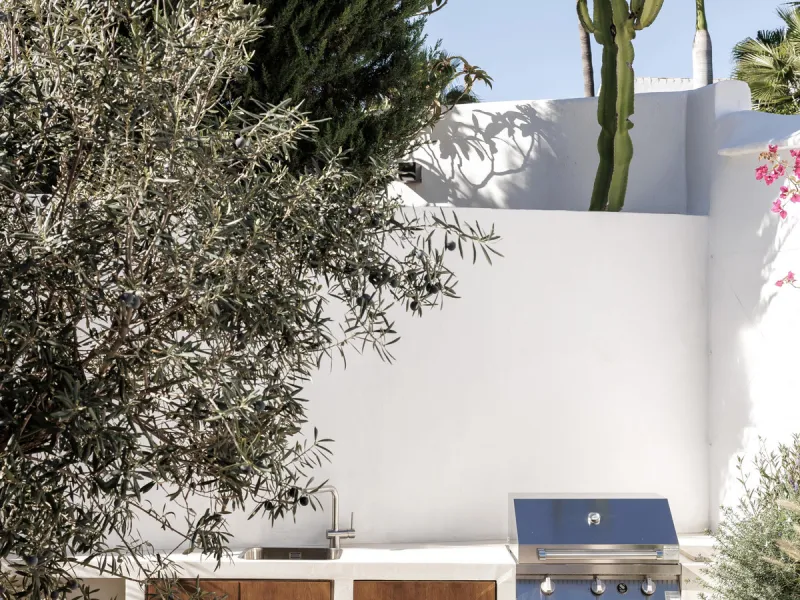 Discover this beautifully renovated townhouse in El Naranjal, one of the most charming and sought-after residential complexes in Nueva Andalucía.