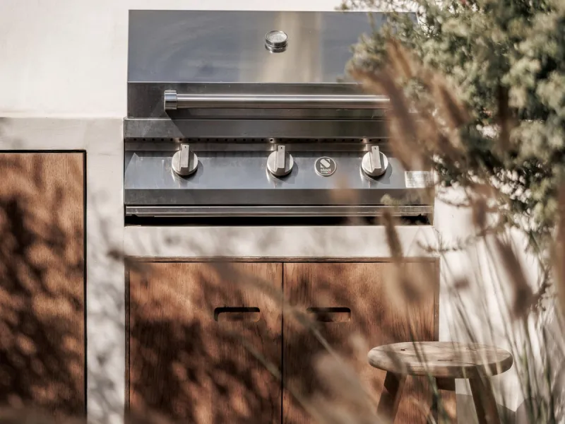 Discover this beautifully renovated townhouse in El Naranjal, one of the most charming and sought-after residential complexes in Nueva Andalucía.