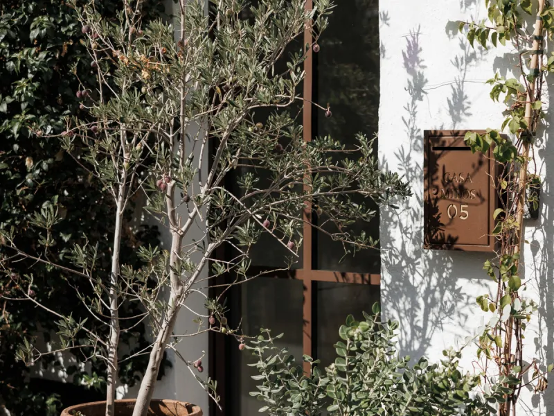 Discover this beautifully renovated townhouse in El Naranjal, one of the most charming and sought-after residential complexes in Nueva Andalucía.