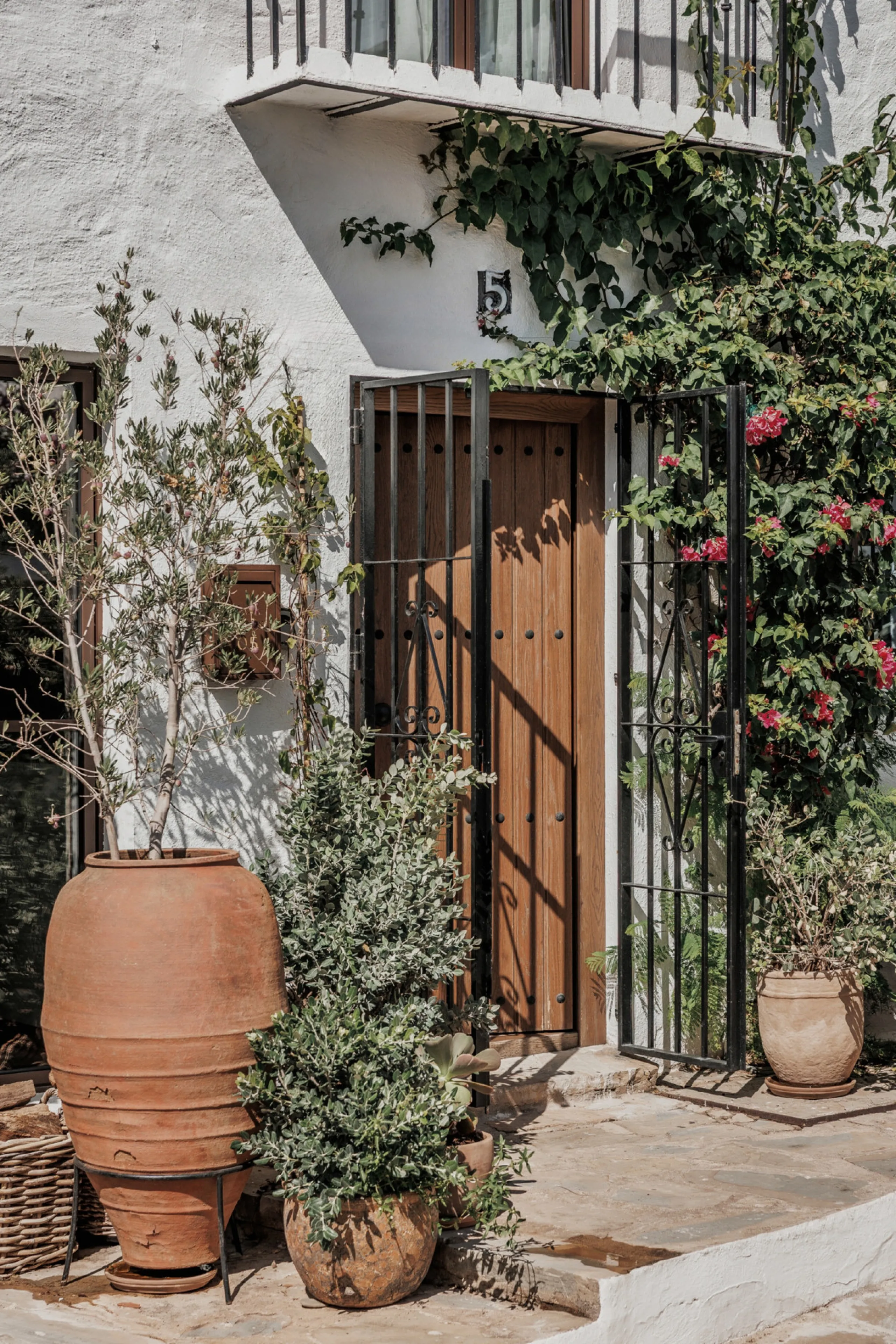 Discover this beautifully renovated townhouse in El Naranjal, one of the most charming and sought-after residential complexes in Nueva Andalucía.
