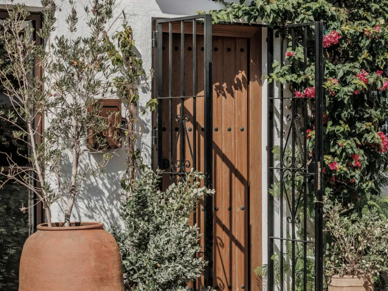 Discover this beautifully renovated townhouse in El Naranjal, one of the most charming and sought-after residential complexes in Nueva Andalucía.
