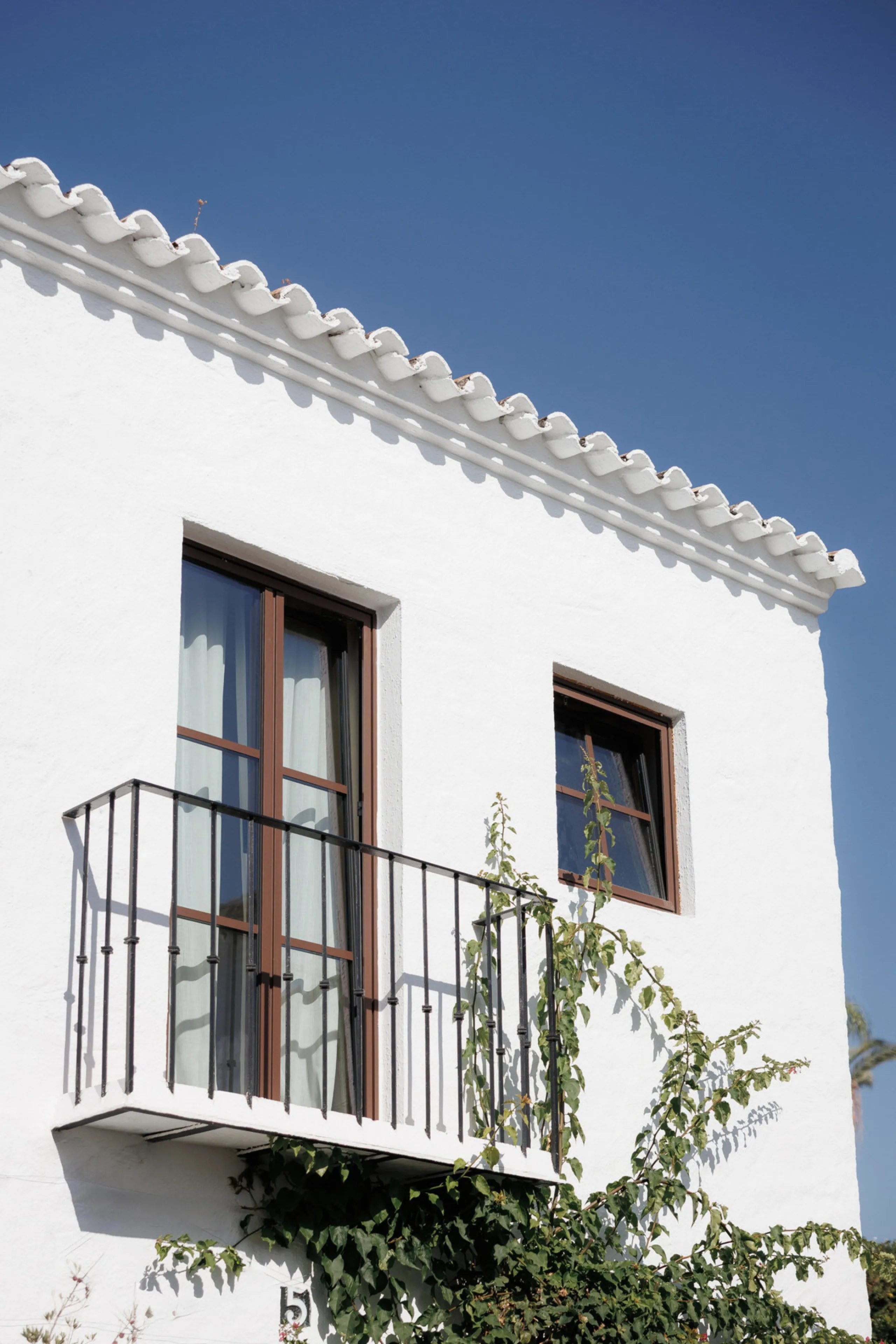Discover this beautifully renovated townhouse in El Naranjal, one of the most charming and sought-after residential complexes in Nueva Andalucía.
