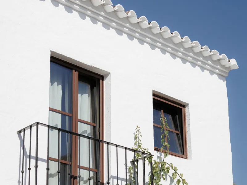 Discover this beautifully renovated townhouse in El Naranjal, one of the most charming and sought-after residential complexes in Nueva Andalucía.