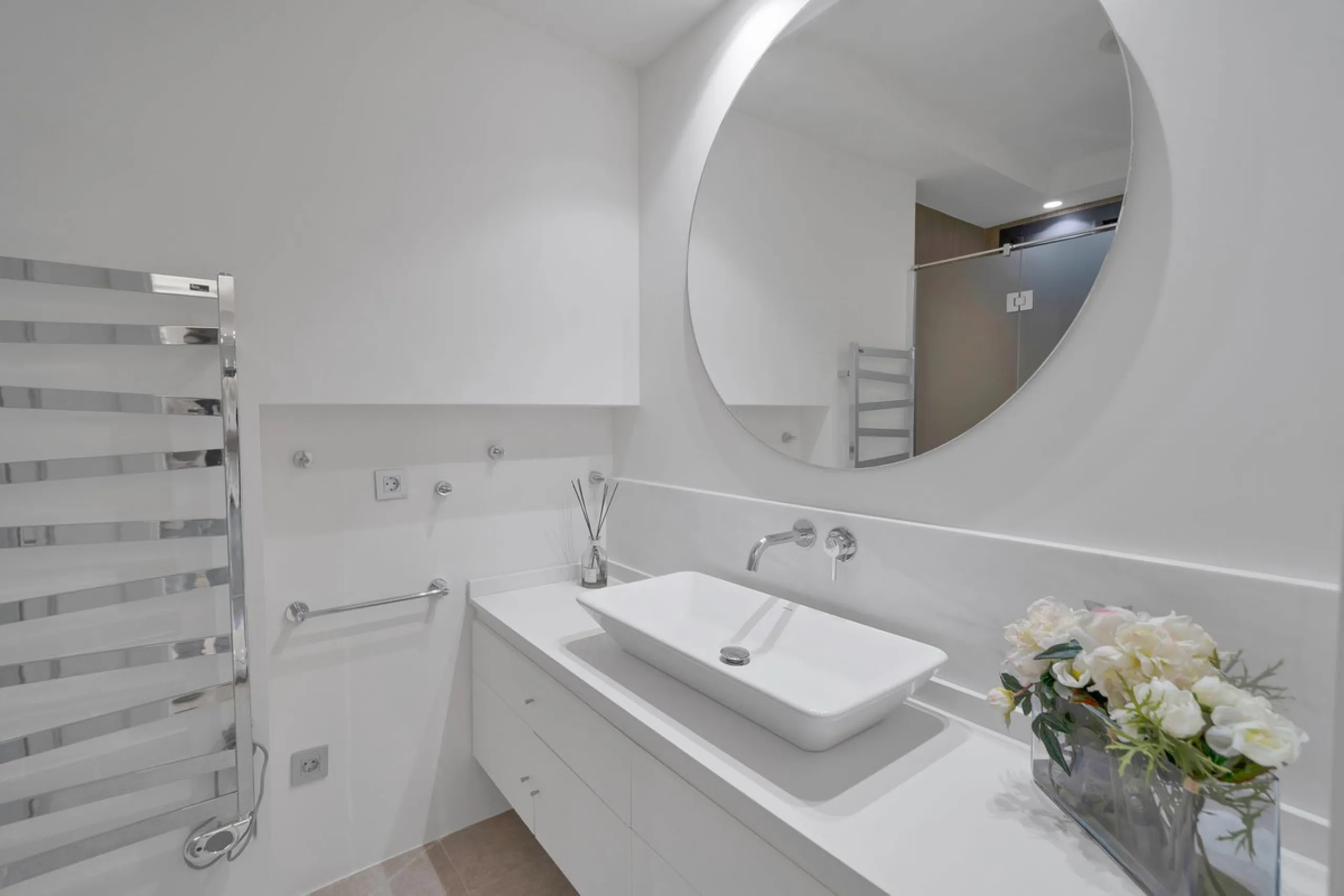 Stunning 3-Bedroom Apartment with Panoramic Views.