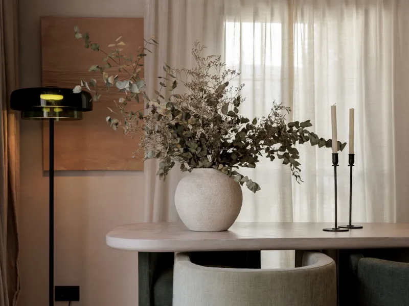 Discover this beautifully renovated townhouse in El Naranjal, one of the most charming and sought-after residential complexes in Nueva Andalucía.