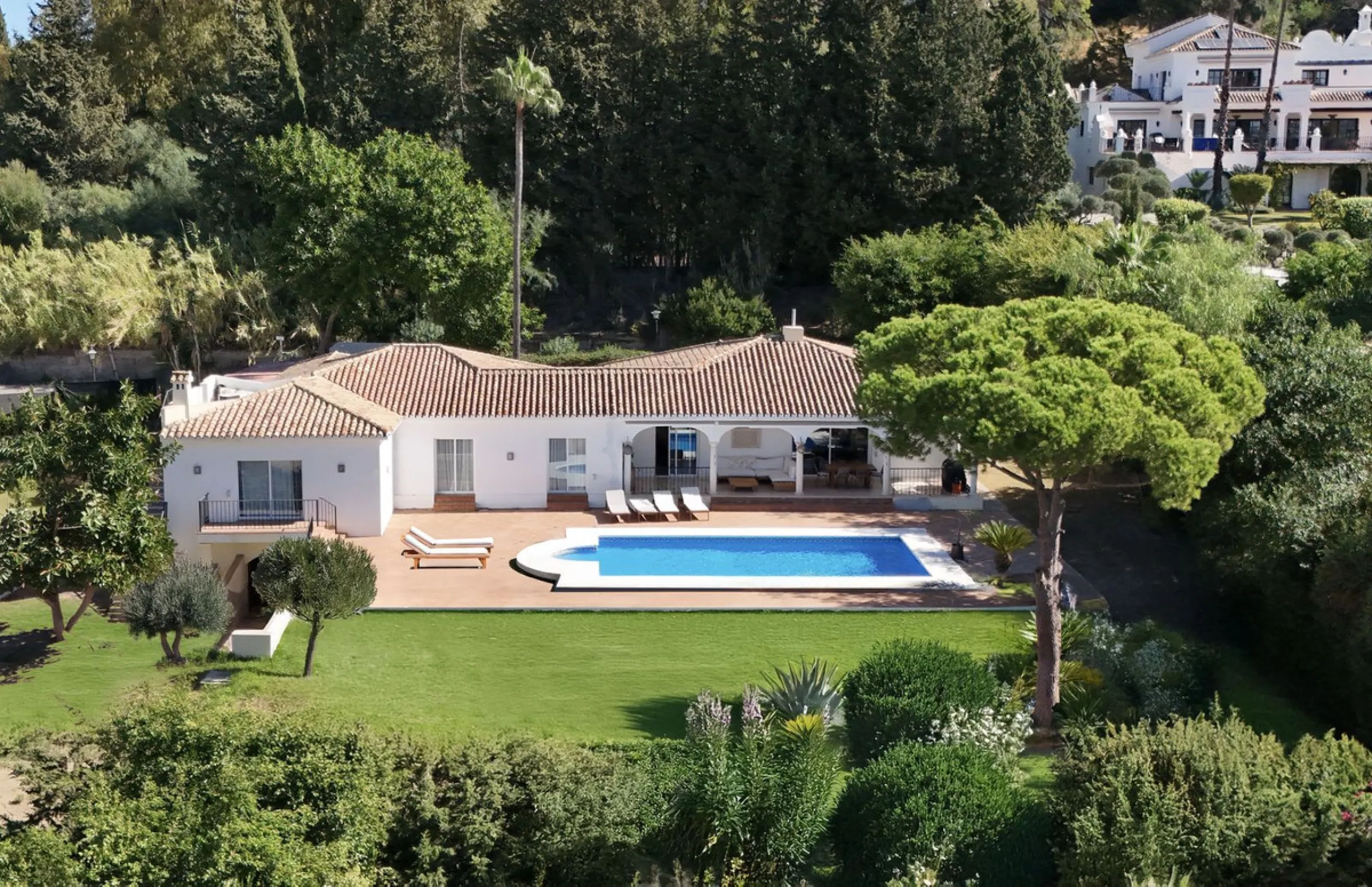 Situated in the sought-after residential area of Paraiso Medio and just around the corner from the Paraiso Golf Club, this beautiful Andalusian-style villa is a fantastic opportunity!
