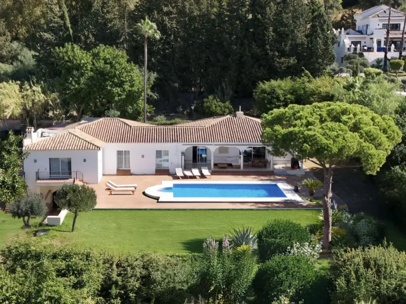 Situated in the sought-after residential area of Paraiso Medio and just around the corner from the Paraiso Golf Club, this beautiful Andalusian-style villa is a fantastic opportunity!
