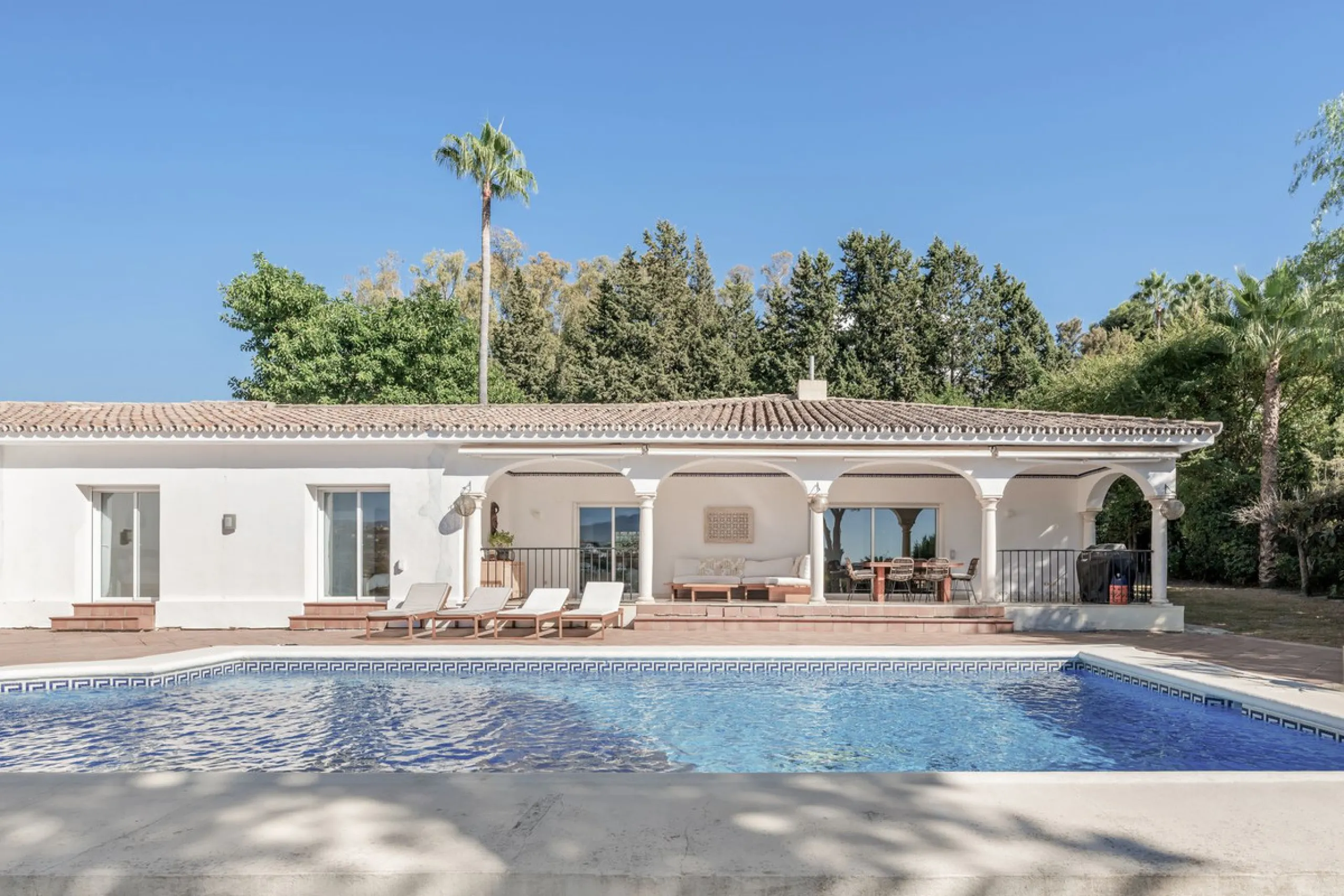 Situated in the sought-after residential area of Paraiso Medio and just around the corner from the Paraiso Golf Club, this beautiful Andalusian-style villa is a fantastic opportunity!