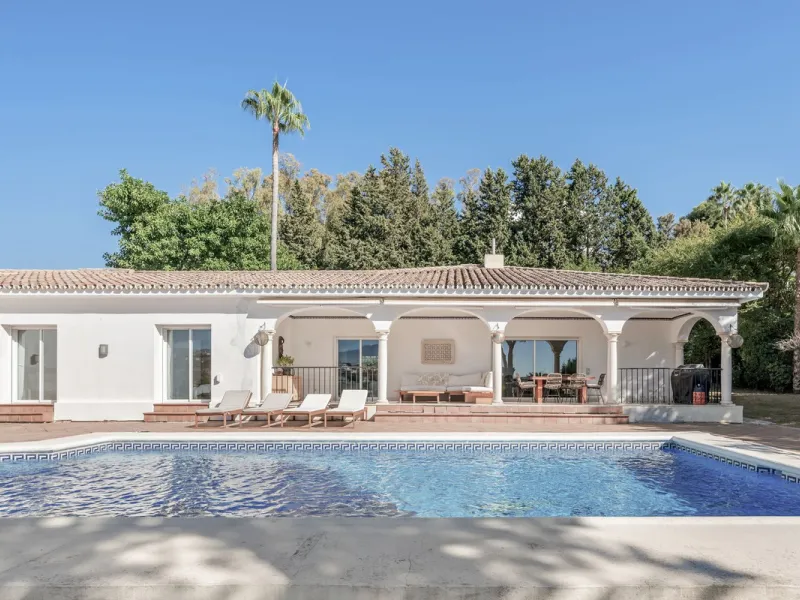 Situated in the sought-after residential area of Paraiso Medio and just around the corner from the Paraiso Golf Club, this beautiful Andalusian-style villa is a fantastic opportunity!