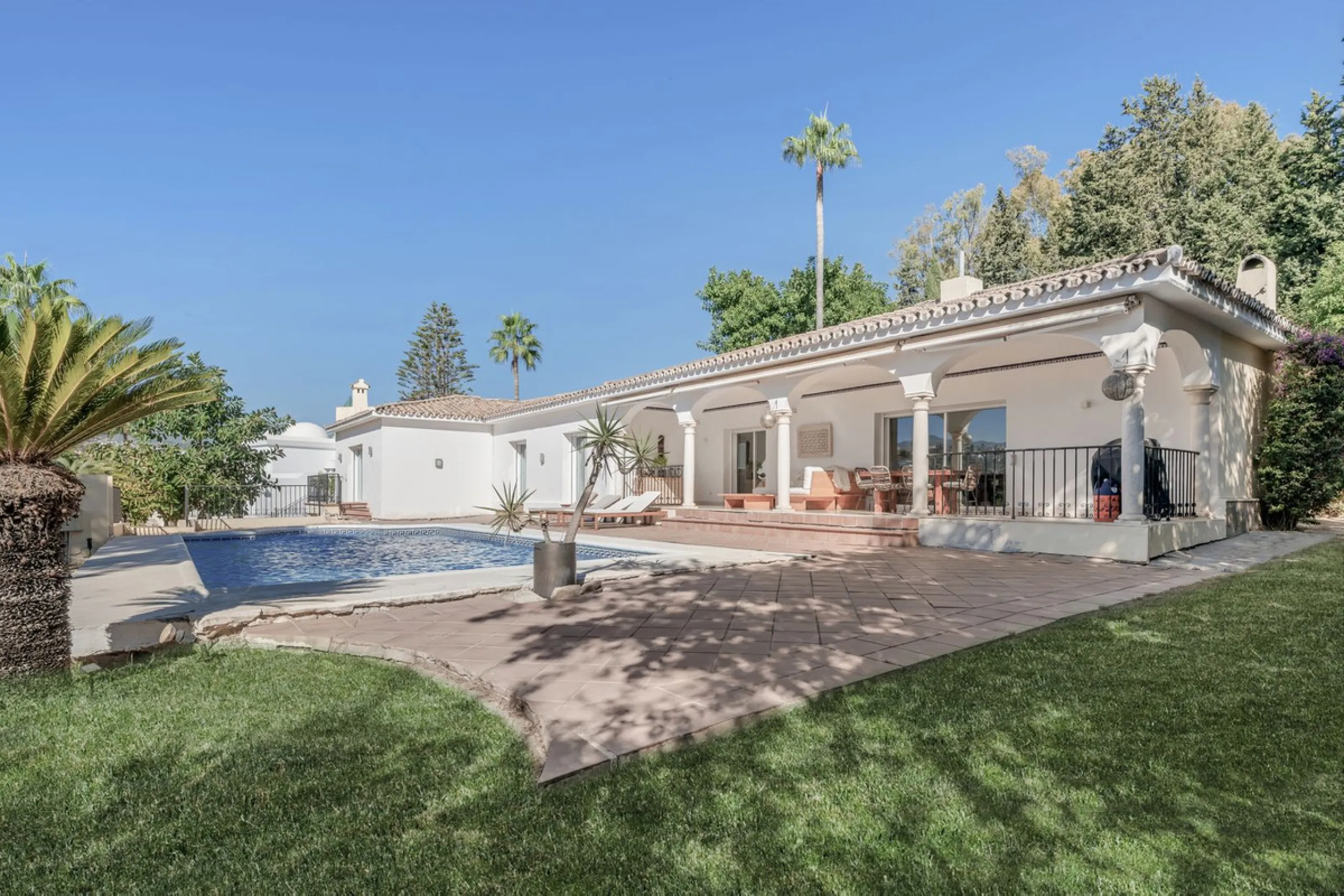 Situated in the sought-after residential area of Paraiso Medio and just around the corner from the Paraiso Golf Club, this beautiful Andalusian-style villa is a fantastic opportunity!