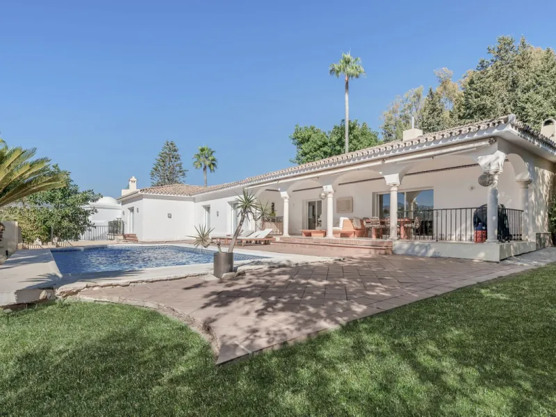 Situated in the sought-after residential area of Paraiso Medio and just around the corner from the Paraiso Golf Club, this beautiful Andalusian-style villa is a fantastic opportunity!