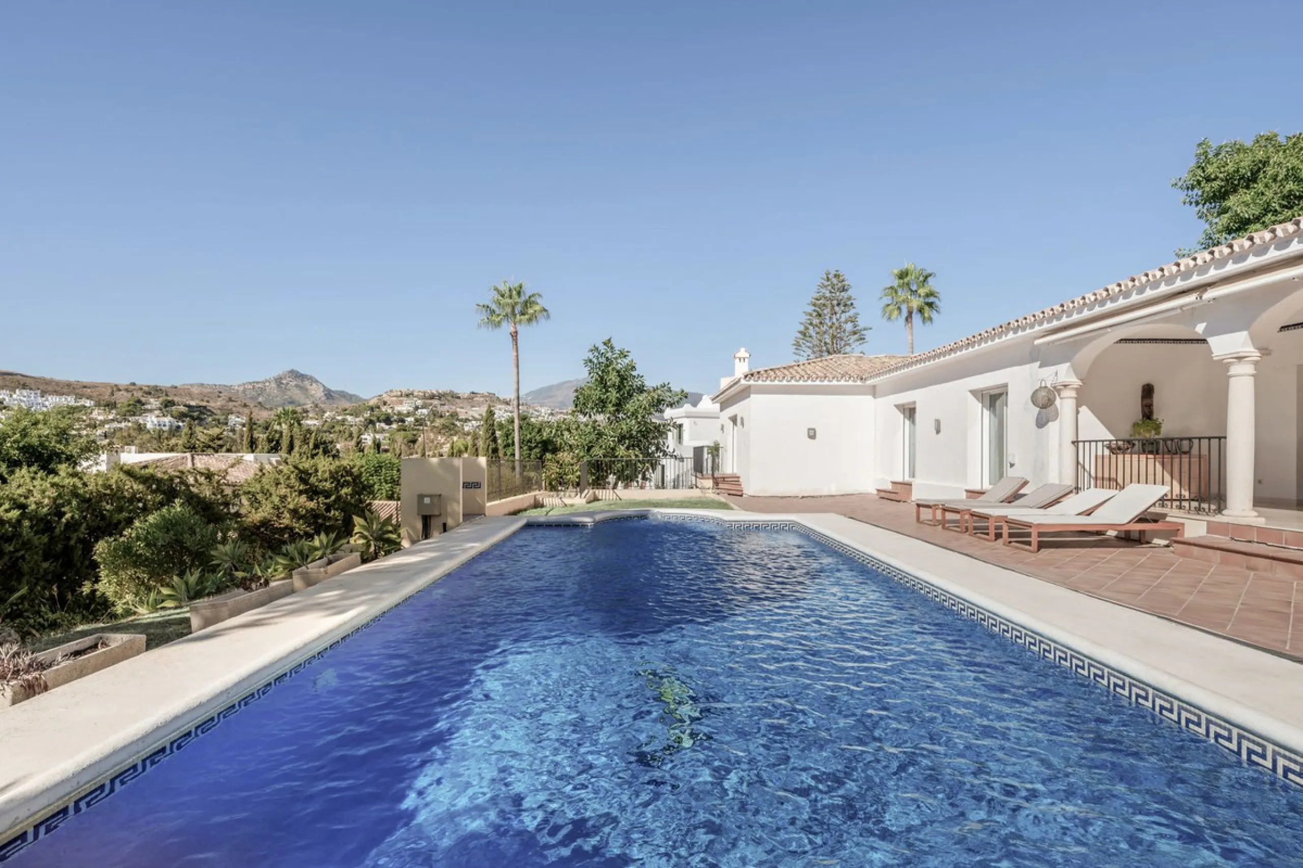 Situated in the sought-after residential area of Paraiso Medio and just around the corner from the Paraiso Golf Club, this beautiful Andalusian-style villa is a fantastic opportunity!