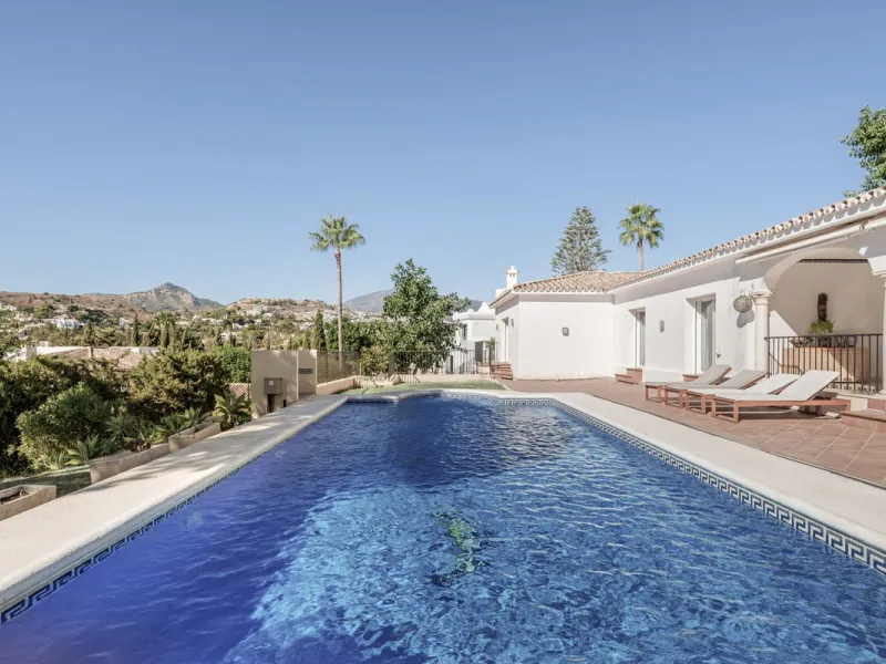 Situated in the sought-after residential area of Paraiso Medio and just around the corner from the Paraiso Golf Club, this beautiful Andalusian-style villa is a fantastic opportunity!