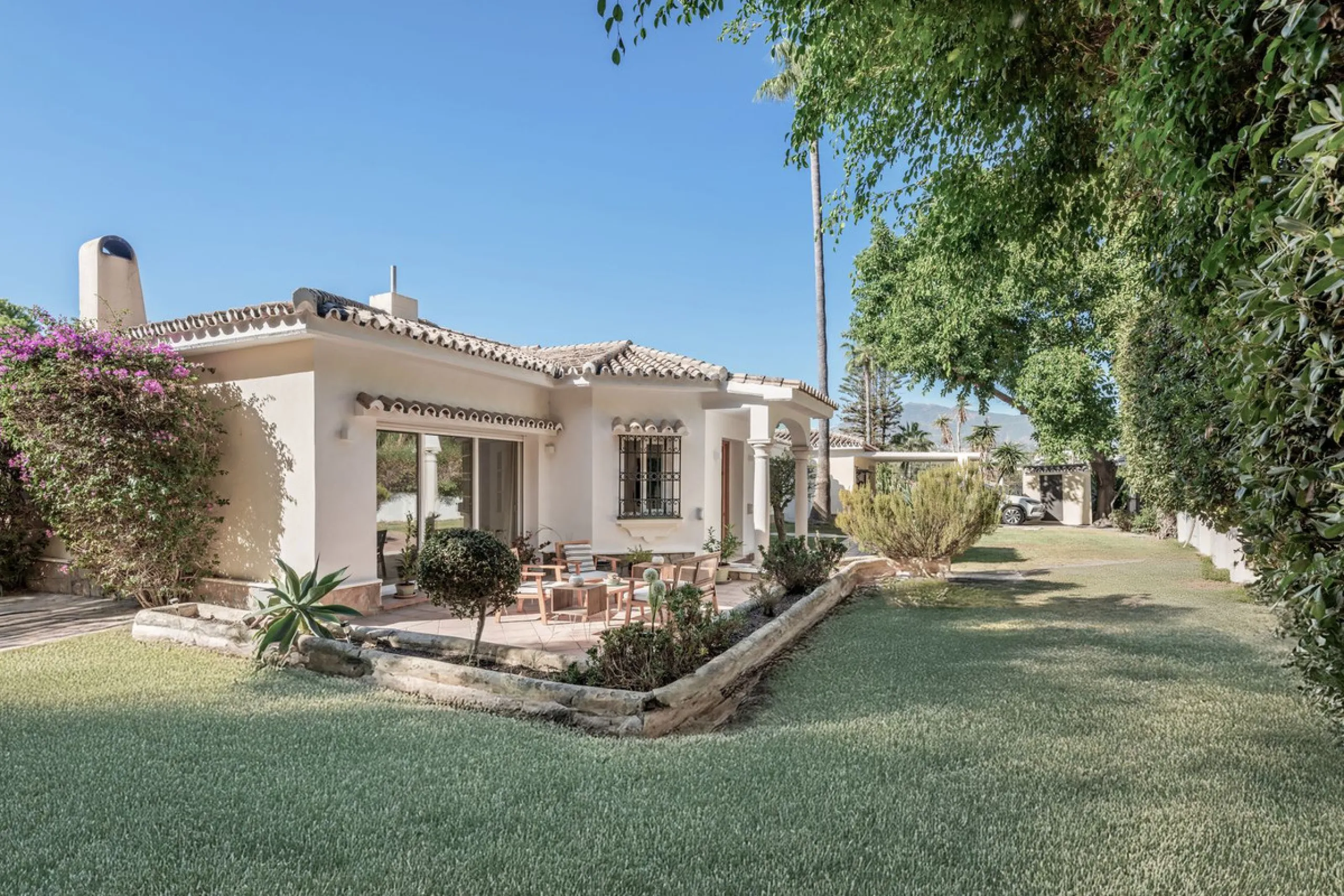 Situated in the sought-after residential area of Paraiso Medio and just around the corner from the Paraiso Golf Club, this beautiful Andalusian-style villa is a fantastic opportunity!