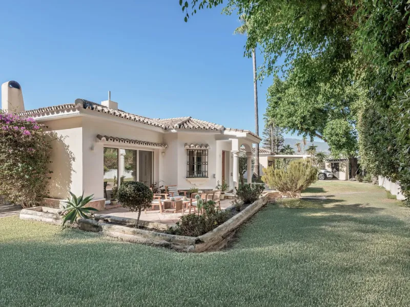 Situated in the sought-after residential area of Paraiso Medio and just around the corner from the Paraiso Golf Club, this beautiful Andalusian-style villa is a fantastic opportunity!