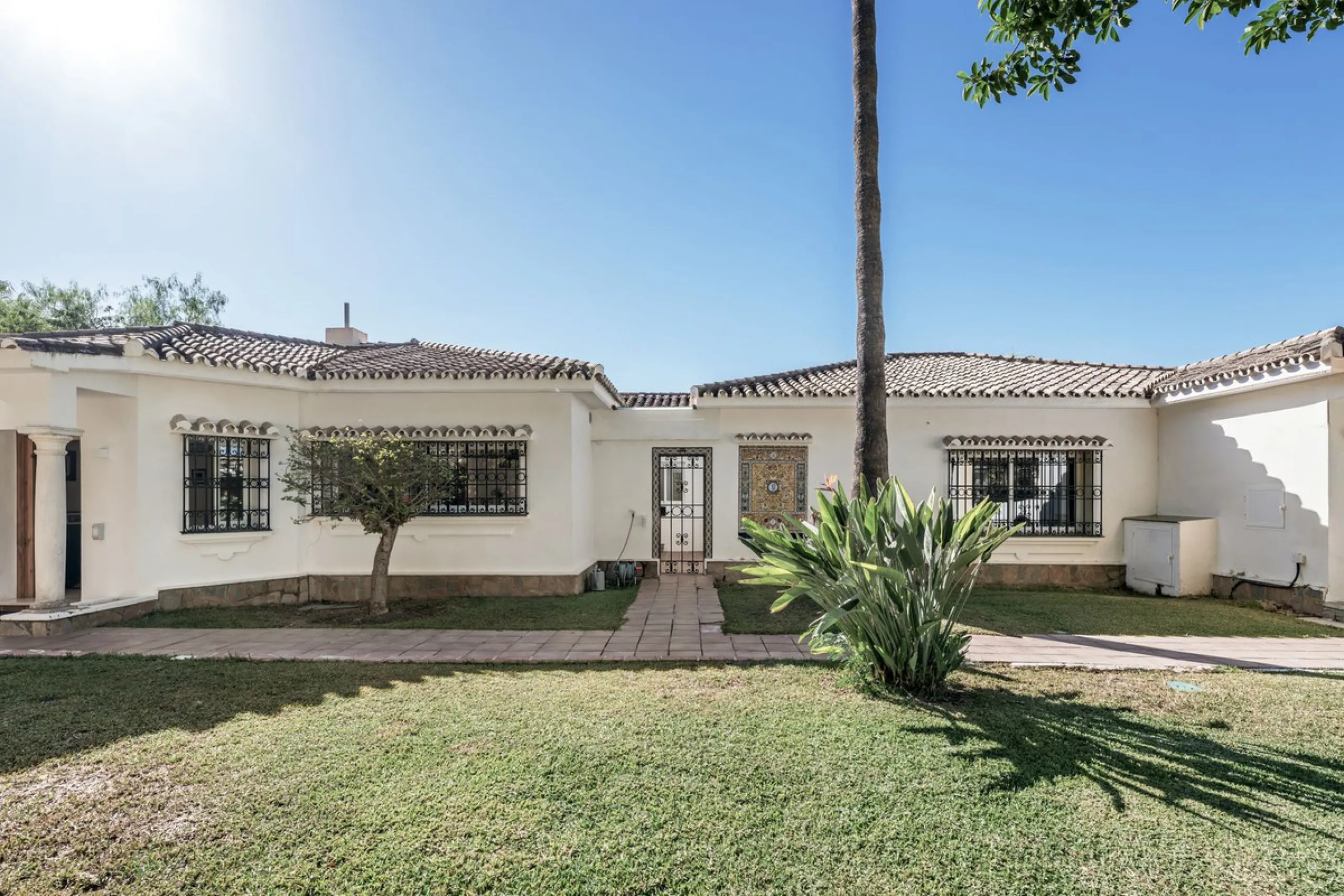 Situated in the sought-after residential area of Paraiso Medio and just around the corner from the Paraiso Golf Club, this beautiful Andalusian-style villa is a fantastic opportunity!