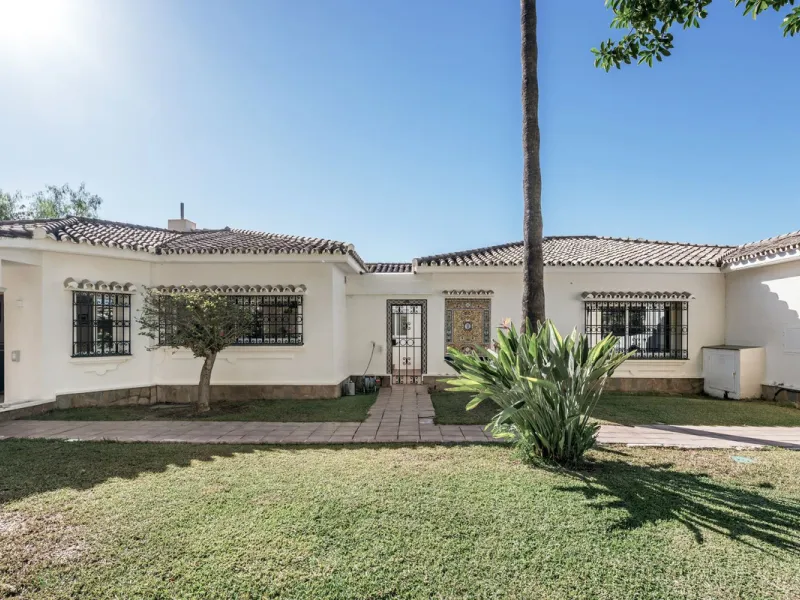 Situated in the sought-after residential area of Paraiso Medio and just around the corner from the Paraiso Golf Club, this beautiful Andalusian-style villa is a fantastic opportunity!