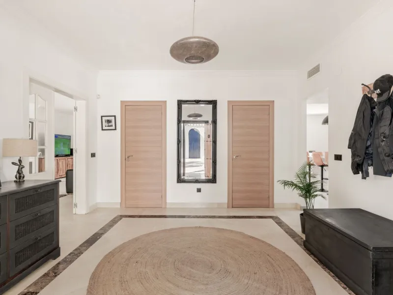Situated in the sought-after residential area of Paraiso Medio and just around the corner from the Paraiso Golf Club, this beautiful Andalusian-style villa is a fantastic opportunity!