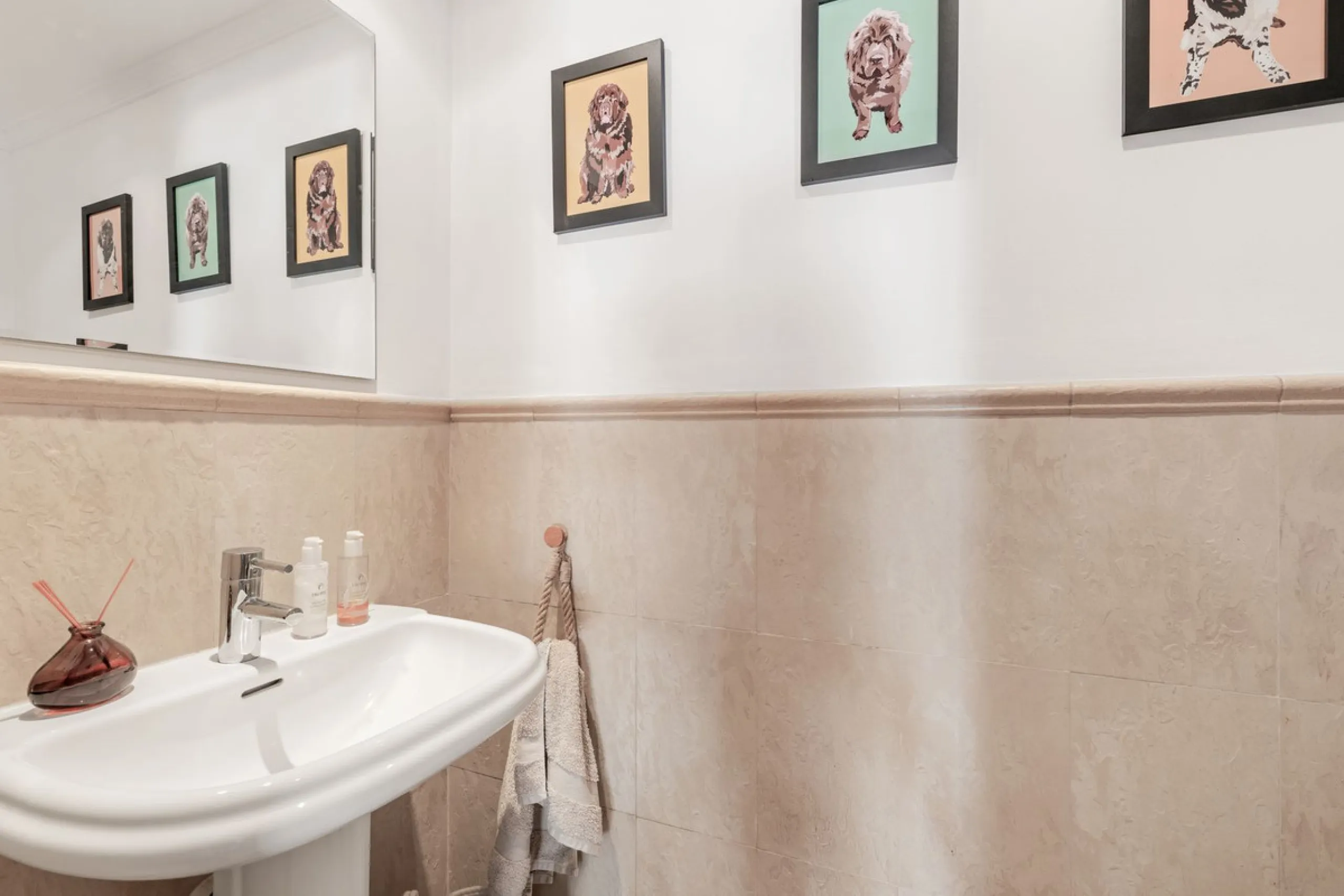 Situated in the sought-after residential area of Paraiso Medio and just around the corner from the Paraiso Golf Club, this beautiful Andalusian-style villa is a fantastic opportunity!
