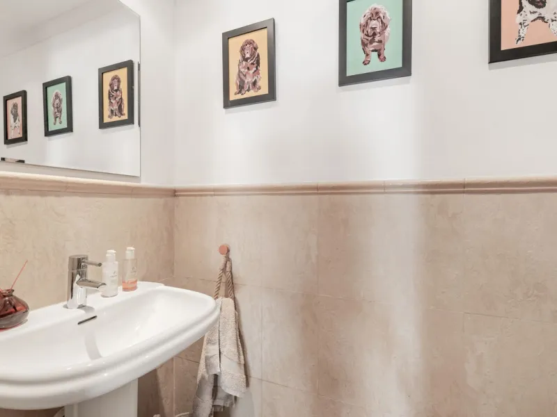 Situated in the sought-after residential area of Paraiso Medio and just around the corner from the Paraiso Golf Club, this beautiful Andalusian-style villa is a fantastic opportunity!