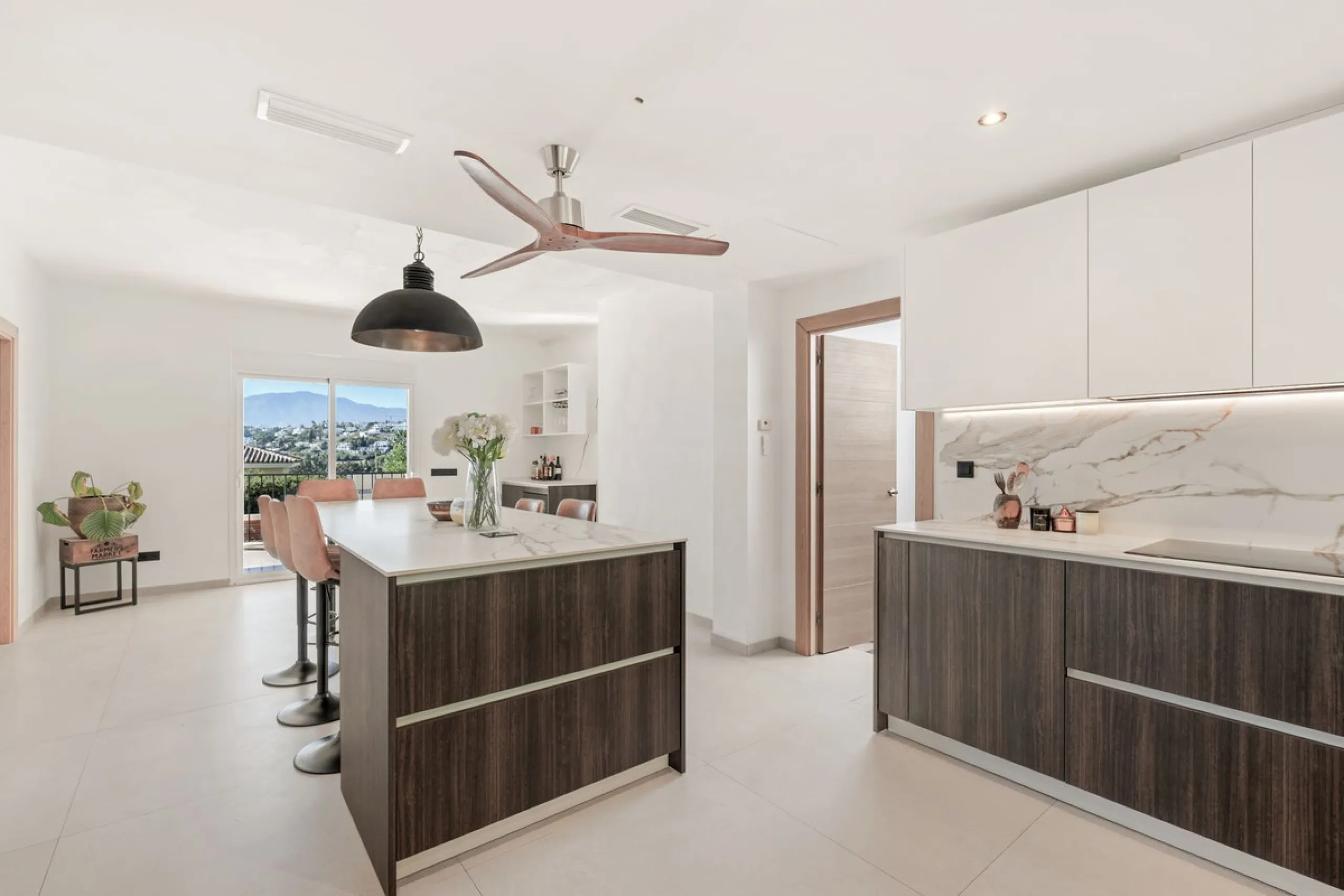 Situated in the sought-after residential area of Paraiso Medio and just around the corner from the Paraiso Golf Club, this beautiful Andalusian-style villa is a fantastic opportunity!