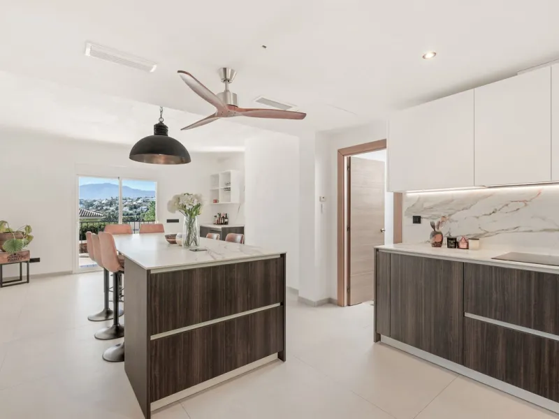 Situated in the sought-after residential area of Paraiso Medio and just around the corner from the Paraiso Golf Club, this beautiful Andalusian-style villa is a fantastic opportunity!