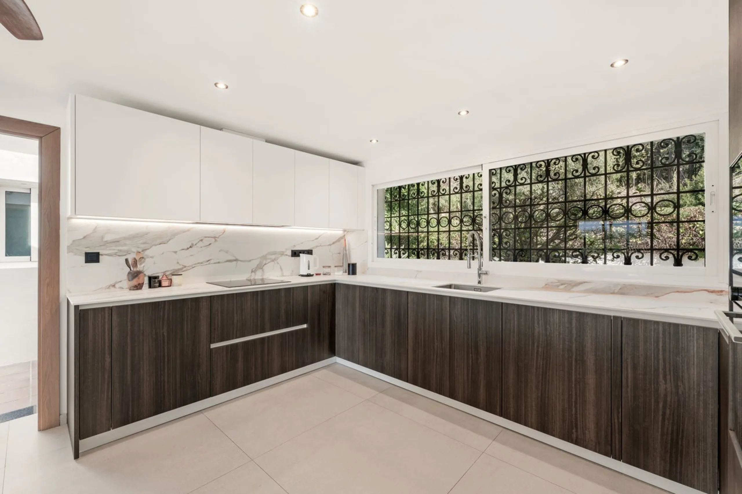 Situated in the sought-after residential area of Paraiso Medio and just around the corner from the Paraiso Golf Club, this beautiful Andalusian-style villa is a fantastic opportunity!
