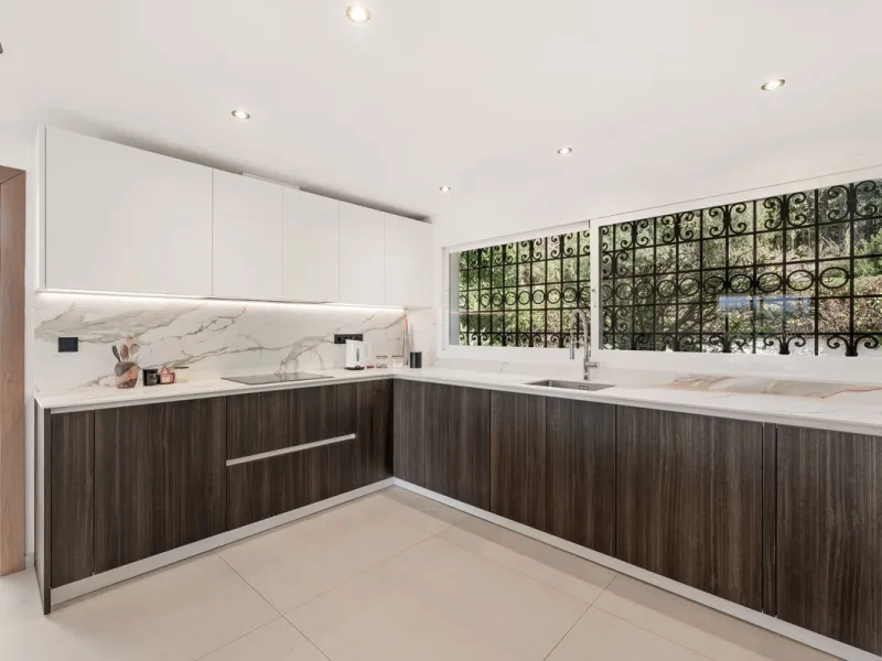 Situated in the sought-after residential area of Paraiso Medio and just around the corner from the Paraiso Golf Club, this beautiful Andalusian-style villa is a fantastic opportunity!