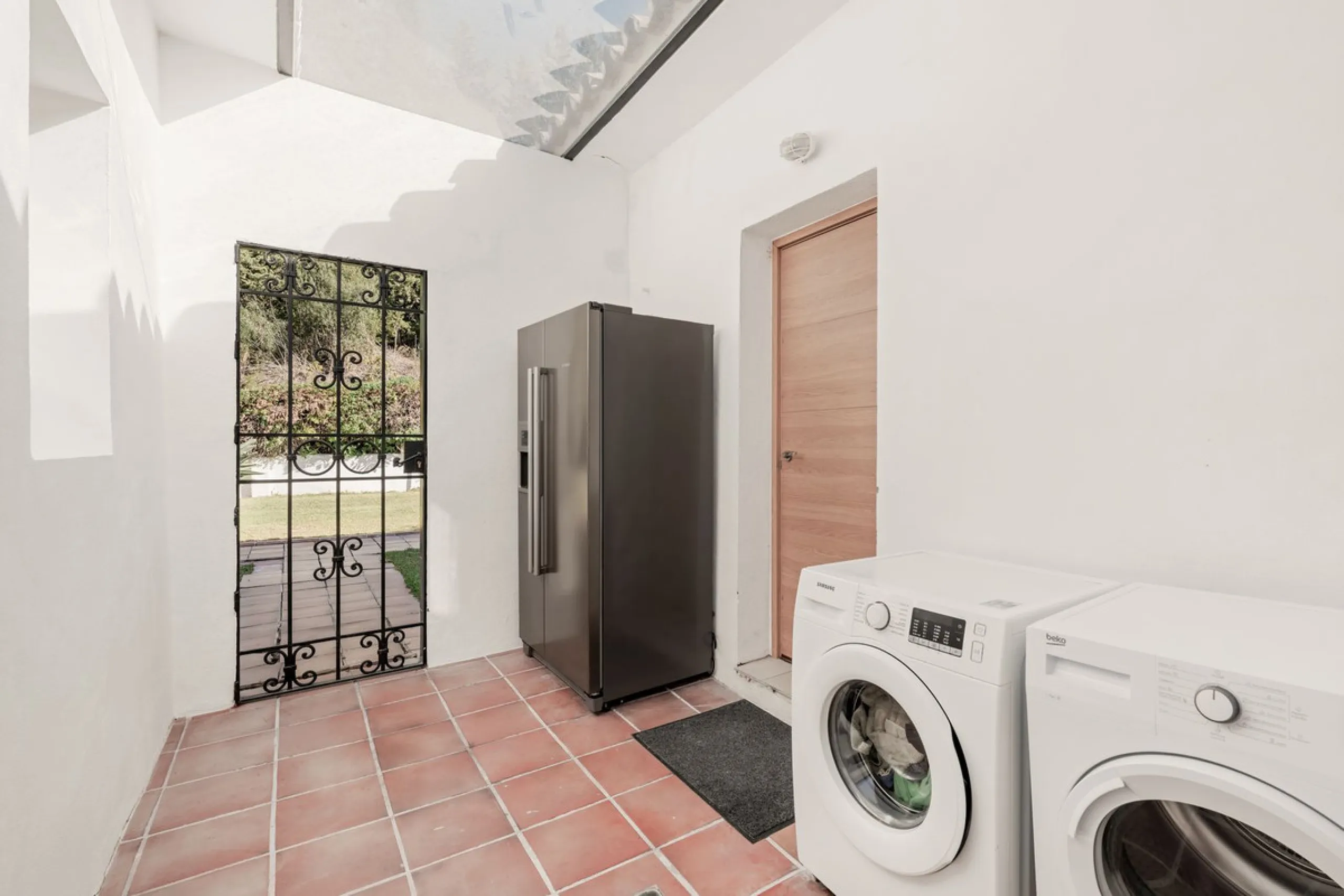 Situated in the sought-after residential area of Paraiso Medio and just around the corner from the Paraiso Golf Club, this beautiful Andalusian-style villa is a fantastic opportunity!