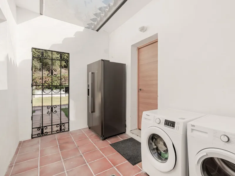 Situated in the sought-after residential area of Paraiso Medio and just around the corner from the Paraiso Golf Club, this beautiful Andalusian-style villa is a fantastic opportunity!